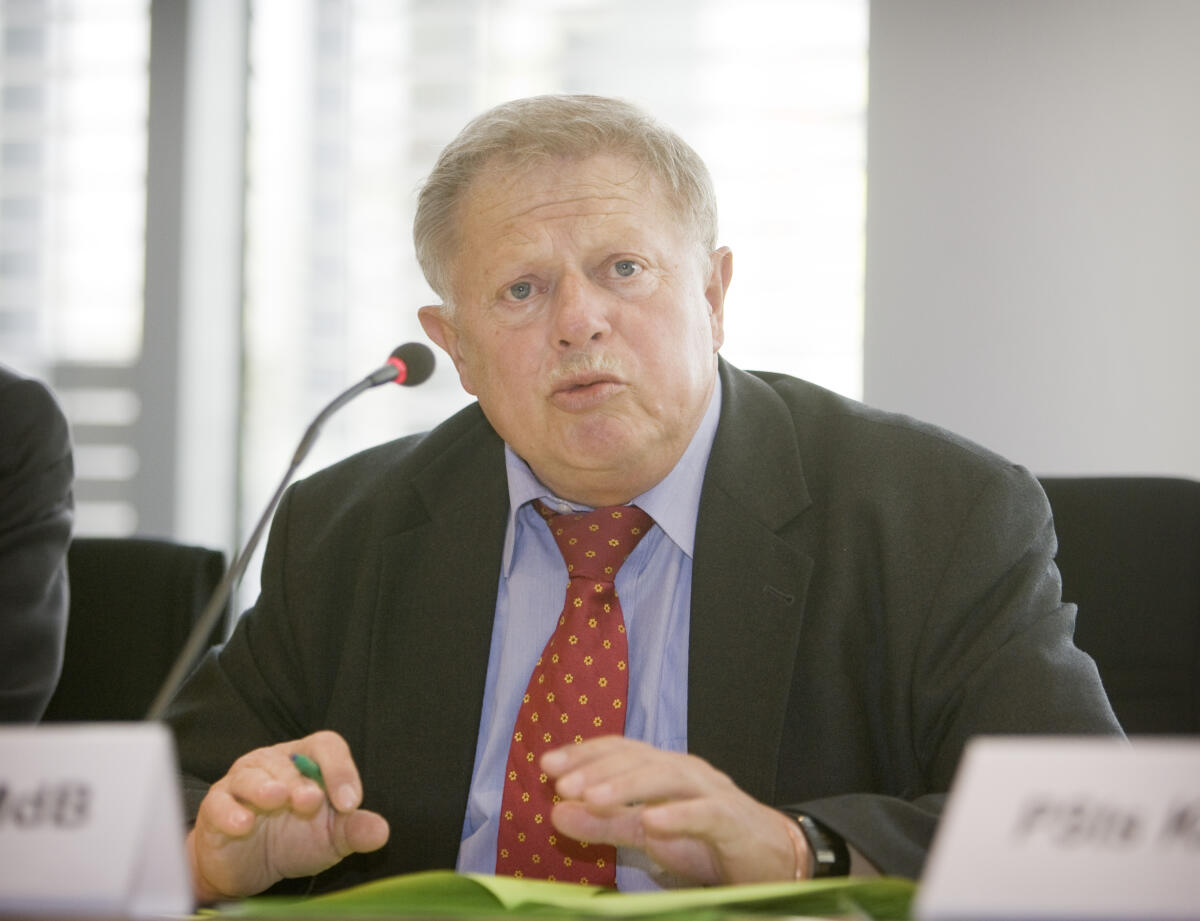Klaus Lippold, MdB, Vorsitzende des Verkehrsausschusses , bei einer Ausschusssitzung im Paul-Loebe-Haus Lippold, Klaus W. Klaus Lippold, MdB, Vorsitzende des Verkehrsausschusses , bei einer Ausschusssitzung im Paul-Loebe-Haus