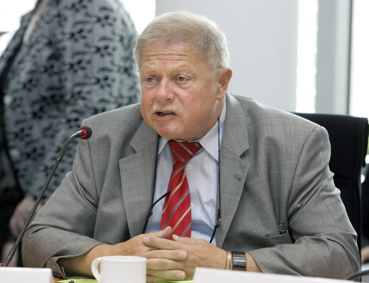 Der Vorsitzende des Verkehrsausschusses, Klaus W. Lippold, MdB, CDU/CSU, eröffnet am 01.07.2009 die öffentliche Anhörung des Ausschusses für Verkehr, Bau und Stadtentwicklung, in der Experten zu Gesetzesvorschlägen Stellung nehmen.; Lippold, Ausschuss, Verkehr, Expertenrunde Lippold, Klaus W. Der Vorsitzende des Verkehrsausschusses, Klaus W. Lippold, MdB, CDU/CSU, eröffnet am 01.07.2009 die öffentliche Anhörung des Ausschusses für Verkehr, Bau und Stadtentwicklung, in der Experten zu Gesetzesvorschlägen Stellung nehmen.; Lippold, Ausschuss, Verkehr, Expertenrunde