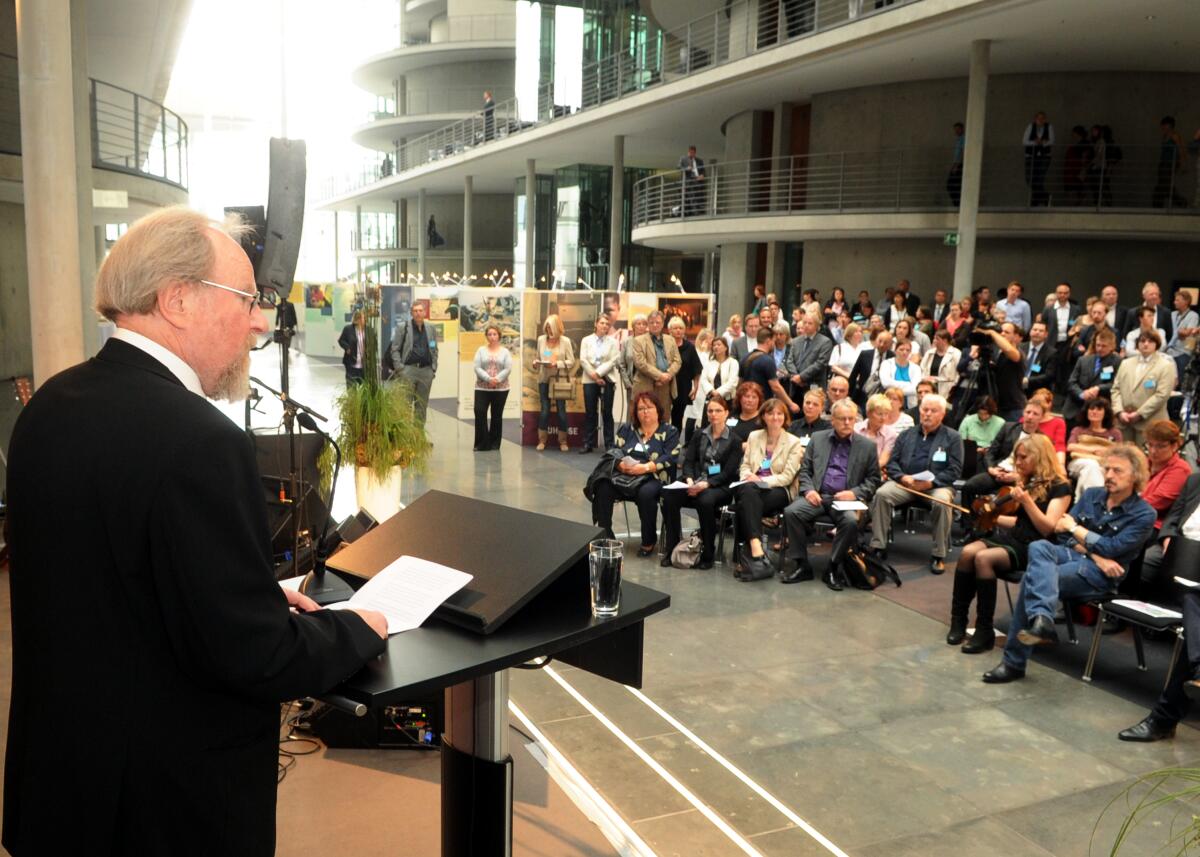 Bundestagsvizepräsident Dr. h. c. Wolfgang Thierse, (li), SPD, eröffnet in Anwesenheit der Musiker und Künstler Anne de Wolff und Wolfgang Niedecken, der sich für Menschen in Afrika engagiert, die Ausstellung "ich krieg dich - Kinder in bewaffneten Konflikten", die vom Kinderhilfswerk World Vision Deutschland e. V. konzipiert wurde.; Übersicht. Thierse, Wolfgang Bundestagsvizepräsident Dr. h. c. Wolfgang Thierse, (li), SPD, eröffnet in Anwesenheit der Musiker und Künstler Anne de Wolff und Wolfgang Niedecken, der sich für Menschen in Afrika engagiert, die Ausstellung "ich krieg dich - Kinder in bewaffneten Konflikten", die vom Kinderhilfswerk World Vision Deutschland e. V. konzipiert wurde.; Übersicht.