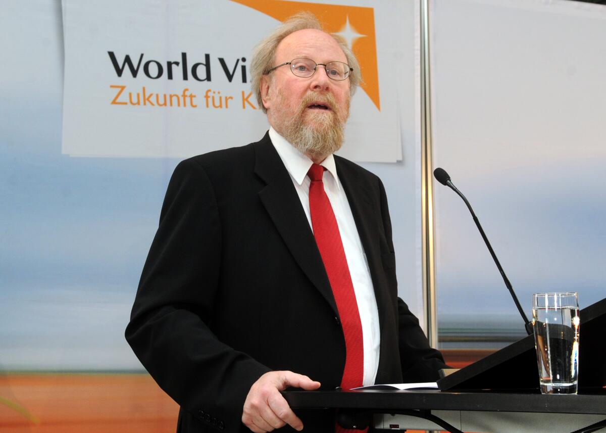 Bundestagsvizepräsident Dr. h. c. Wolfgang Thierse, (hier im Bild), SPD, eröffnet in Anwesenheit der Musiker und Künstler Anne de Wolff und Wolfgang Niedecken, der sich für Menschen in Afrika engagiert, die Ausstellung "ich krieg dich - Kinder in bewaffneten Konflikten", die vom Kinderhilfswerk World Vision Deutschland e. V. konzipiert wurde. Thierse, Wolfgang Bundestagsvizepräsident Dr. h. c. Wolfgang Thierse, (hier im Bild), SPD, eröffnet in Anwesenheit der Musiker und Künstler Anne de Wolff und Wolfgang Niedecken, der sich für Menschen in Afrika engagiert, die Ausstellung "ich krieg dich - Kinder in bewaffneten Konflikten", die vom Kinderhilfswerk World Vision Deutschland e. V. konzipiert wurde.