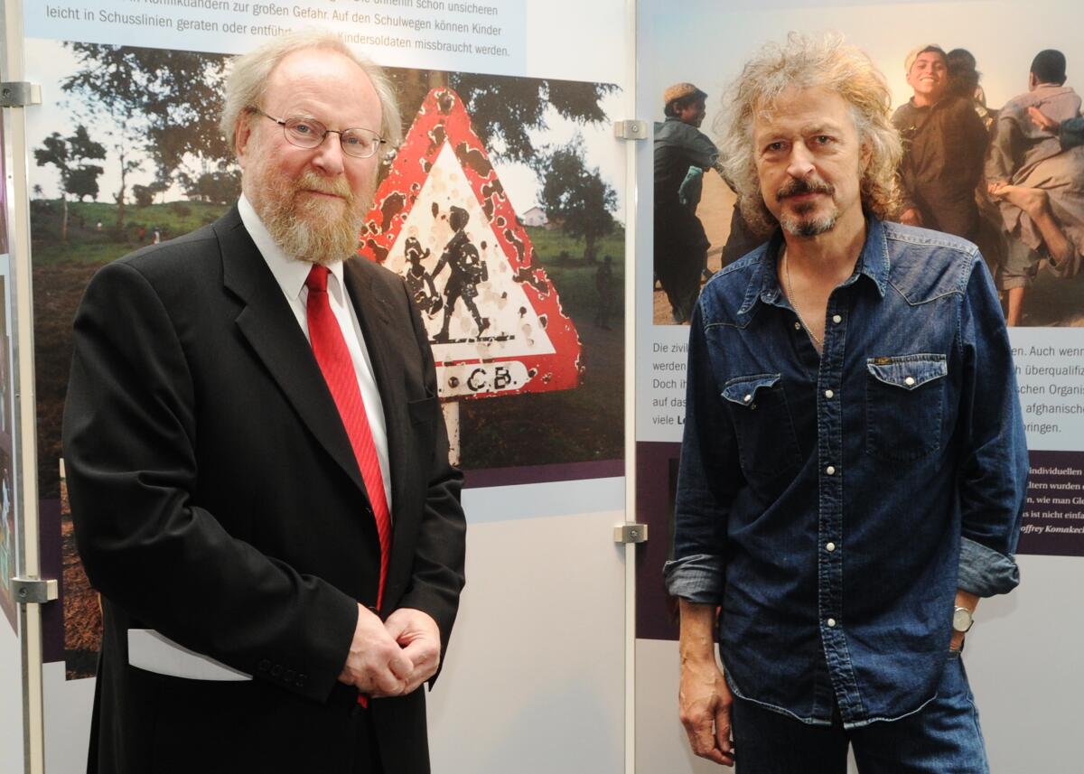 Bundestagsvizepräsident Dr. h. c. Wolfgang Thierse, (li), SPD, eröffnet in Anwesenheit der Musiker und Künstler Anne de Wolff und Wolfgang Niedecken, (re), der sich für Menschen in Afrika engagiert, die Ausstellung "ich krieg dich - Kinder in bewaffneten Konflikten", die vom Kinderhilfswerk World Vision Deutschland e. V. konzipiert wurde. Thierse, Wolfgang; Niedecken, Wolfgang Bundestagsvizepräsident Dr. h. c. Wolfgang Thierse, (li), SPD, eröffnet in Anwesenheit der Musiker und Künstler Anne de Wolff und Wolfgang Niedecken, (re), der sich für Menschen in Afrika engagiert, die Ausstellung "ich krieg dich - Kinder in bewaffneten Konflikten", die vom Kinderhilfswerk World Vision Deutschland e. V. konzipiert wurde.