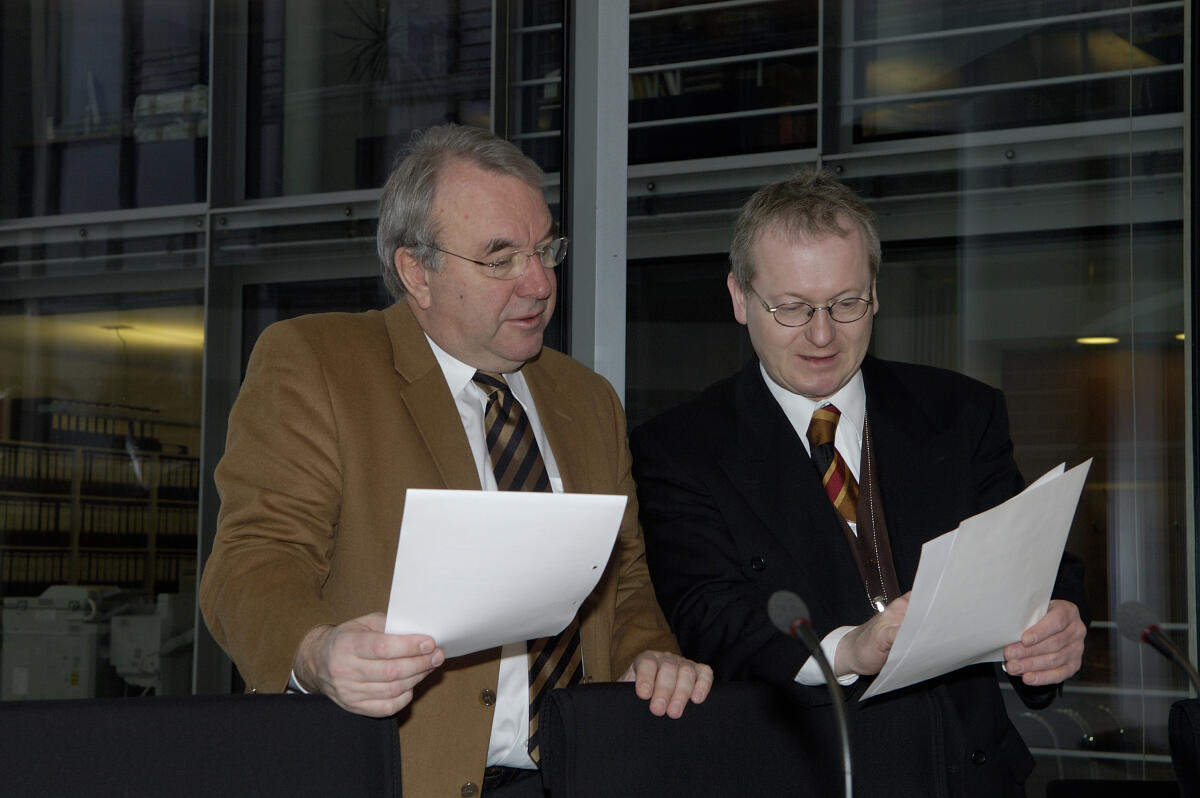 Uwe Beckmeyer, SPD, Obmann, li. und Thomas Meyer, Mitarbeiter des Bundesministerium für Verkehr, Bau und Stadtentwicklung, re., während der 4. Ausschusssitzung.; Abgeordneter, MdB, Ordentliches Ausschussmitglied Beckmeyer, Uwe; Meyer, Thomas Uwe Beckmeyer, SPD, Obmann, li. und Thomas Meyer, Mitarbeiter des Bundesministerium für Verkehr, Bau und Stadtentwicklung, re., während der 4. Ausschusssitzung.; Abgeordneter, MdB, Ordentliches Ausschussmitglied