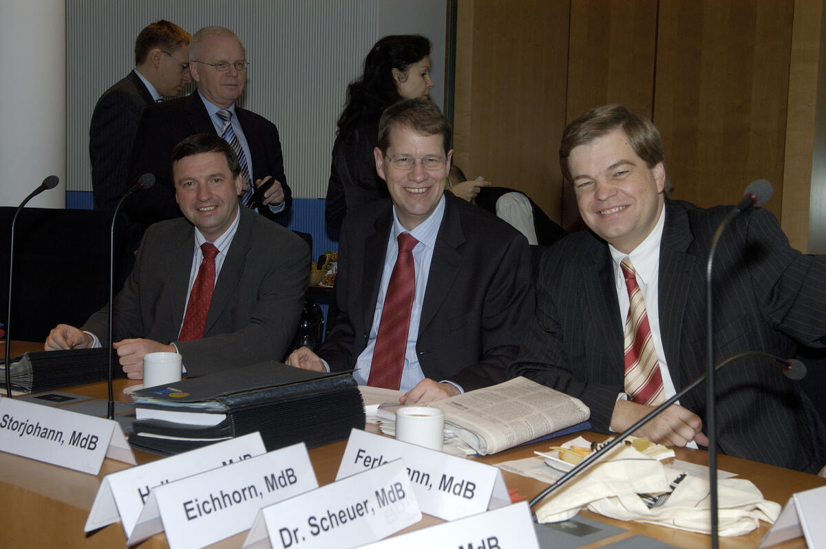 Von links: Volkmar Uwe Vogel, Gero Storjohann und Enak Ferlemann, alle CDU/CSU, während der 4. Ausschusssitzung.; Abgeordnete, MdB, CDU/CSU-Fraktion, Ordentliche Ausschussmitglieder Vogel, Volkmar; Storjohann, Gero; Ferlemann, Enak Von links: Volkmar Uwe Vogel, Gero Storjohann und Enak Ferlemann, alle CDU/CSU, während der 4. Ausschusssitzung.; Abgeordnete, MdB, CDU/CSU-Fraktion, Ordentliche Ausschussmitglieder