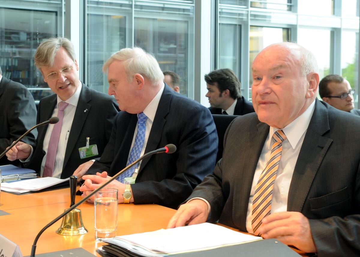 Der Ausschuss des Deutschen Bundestages für Wirtschaft und Technologie empfängt Prof. Dr. Hans Heinrich Driftmann, (mitte), DIHK, und Dr. Martin Wansleben, (li), DIHK, als Gäste. Die Ausschusssitzung wird von dem Ausschussvorsitzenden Ernst Hinsken, (re), CDU/CSU, geleitet. Hinsken, Ernst; Driftmann, Hans Heinrich; Wansleben, Martin Der Ausschuss des Deutschen Bundestages für Wirtschaft und Technologie empfängt Prof. Dr. Hans Heinrich Driftmann, (mitte), DIHK, und Dr. Martin Wansleben, (li), DIHK, als Gäste. Die Ausschusssitzung wird von dem Ausschussvorsitzenden Ernst Hinsken, (re), CDU/CSU, geleitet.