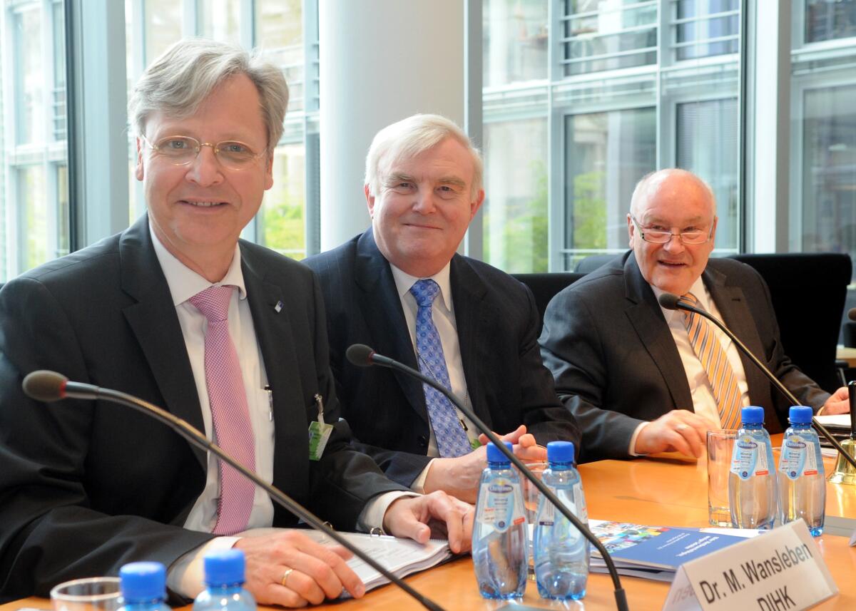 Hinsken, Ernst; Driftmann, Hans Heinrich; Wansleben, Martin Der Ausschuss des Deutschen Bundestages für Wirtschaft und Technologie empfängt Prof. Dr. Hans Heinrich Driftmann, (mitte), DIHK, und Dr. Martin Wansleben, (li), DIHK, als Gäste. Die Ausschusssitzung wird von dem Ausschussvorsitzenden Ernst Hinsken, (re), CDU/CSU, geleitet.