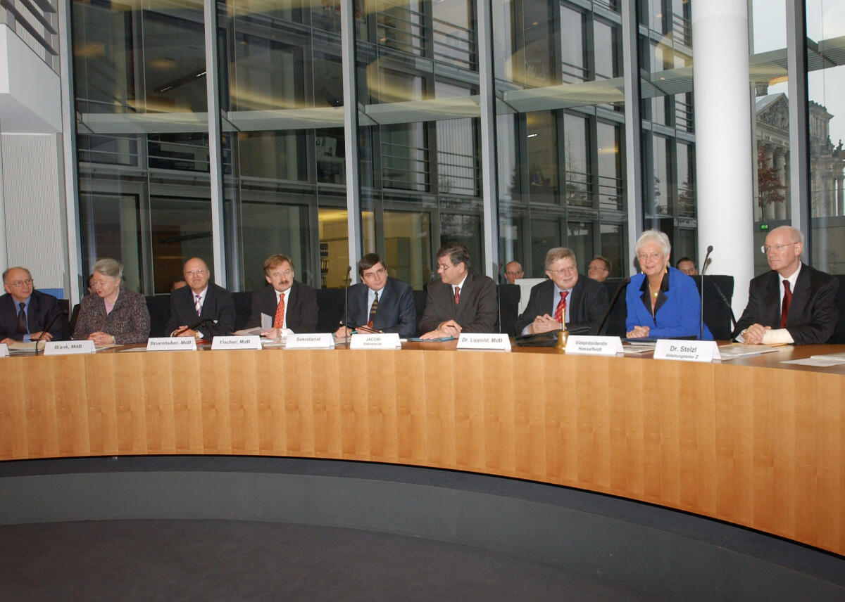 Götz, Peter; Blank, Renate; Brunnhuber, Georg; Fischer, Dirk; Hasselfeldt, Gerda; Lippold, Klaus W. Konstituierung des Ausschusses für Verkehr, Bau und Stadtentwicklung; v.l.n.r.: Peter Götz,  CDU/CSU, Renate Blank, CSU, Georg Brunnhuber, CDU/CSU, Dirk Fischer, CDU/CSU, Horst Eschenbrenner, Sekretariat, Marx-Axel Jacobi, Sekretär, Dr. Klaus W. Lippold, CDU/CSU, Ausschussvorsitzender,  Gerda Hasselfeldt, CDU/CSU, Bundestagsvizepräsidentin, Leiter  Abteilung Zentrale Dienste, Dr. Joachim Stelzl.