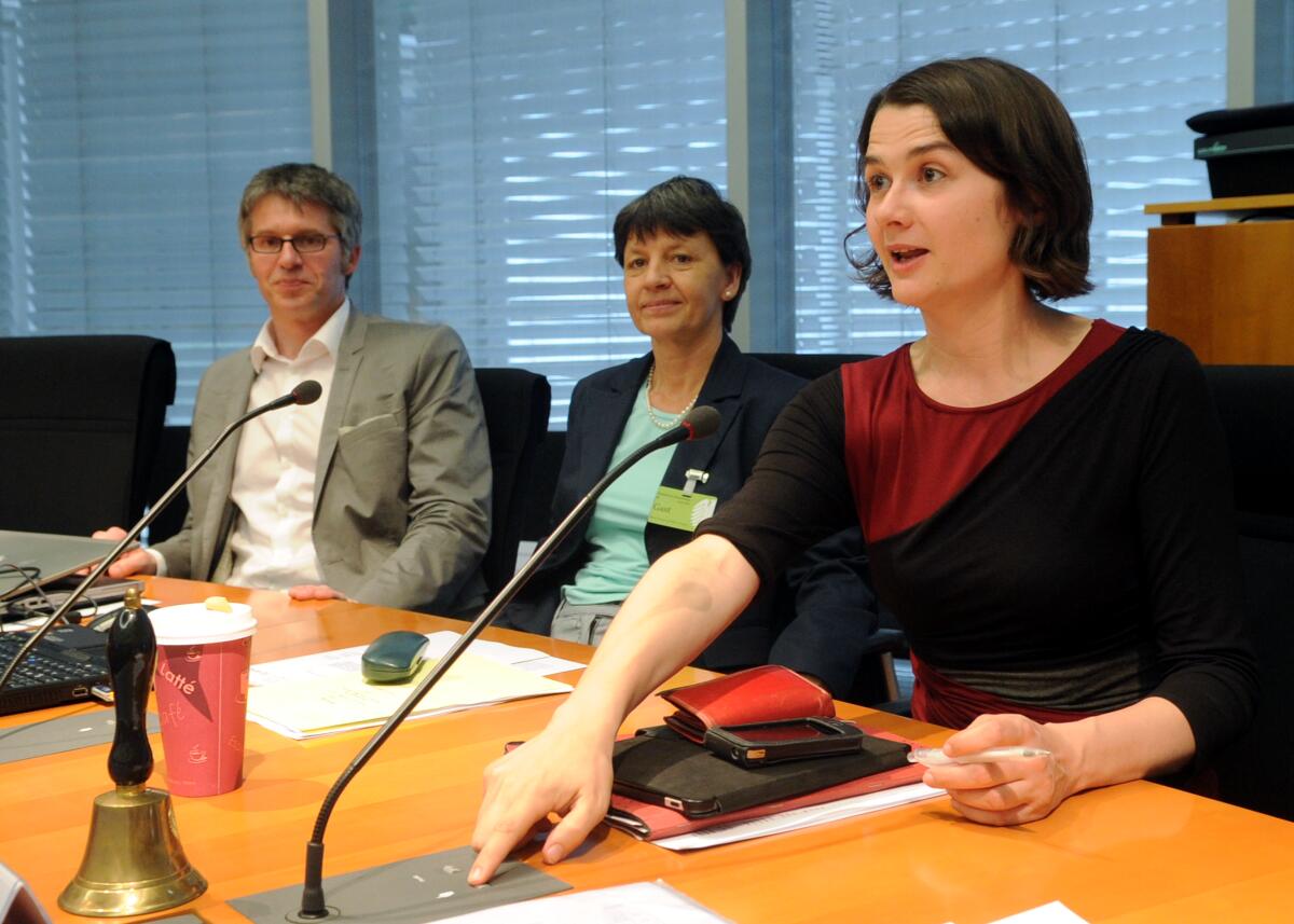Kolbe, Daniela; Blättel-Mink, Birgit; Rohleder, Bernhard Dr. Bernhard Rohleder, (li), Volkswagen AG, BITKOM - Bundesverband, und Prof. Dr. Birgit Blättel-Mink, Goethe-Institut Frankfurt am Main, (mitte), sind zu Gast in der Enquete-Kommission Wachstum, Wohlstand und Lebensqualitiät. Die Sitzung wird von der Vositzenden Daniela Kolbe, (re), SPD, geleitet.
