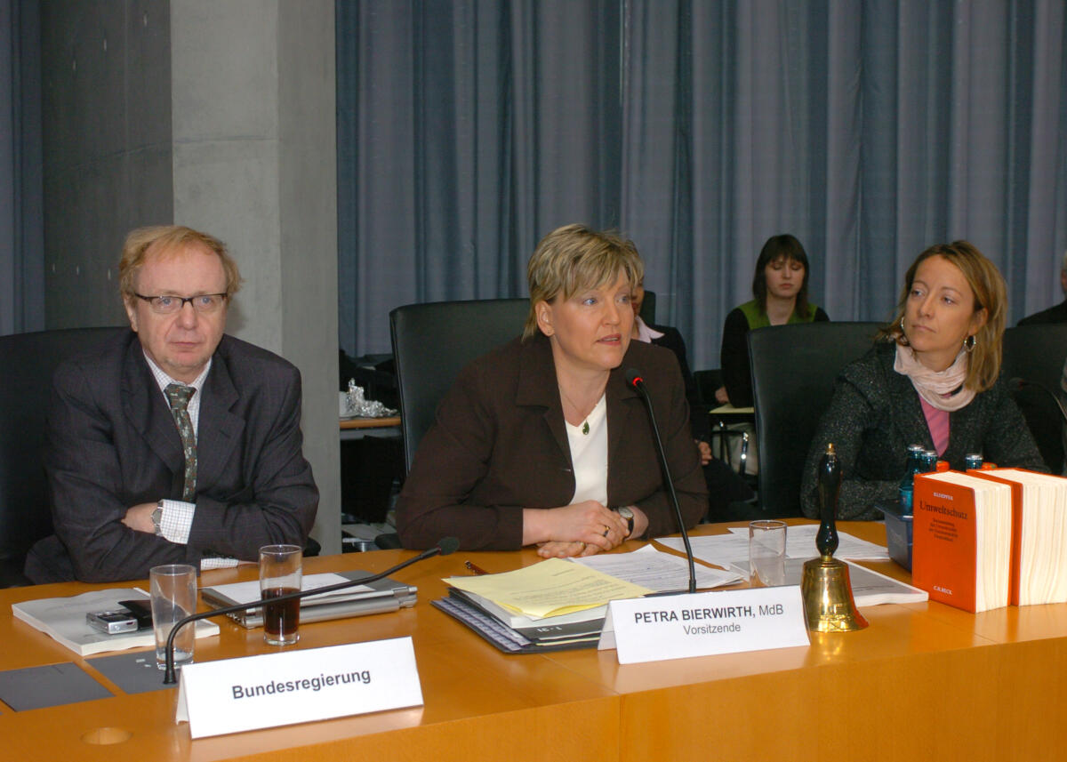 Der Ausschuss für Umwelt, Naturschutz und Reaktorsicherheit des Deutschen Bundestages tagt anlässlich des zwanzigsten Jahrestages der Katastrophe von Tschernobyl. Ausschussvorsitzende Petra Bierwirth, MdB, SPD, (mitte), Michael Müller, Parl. Staatssekretär, SPD, (lks.), Cerstin Gammelin, Journalistin, (re.). Bierwirth, Petra; Gammelin, Cerstin; Müller, Michael Der Ausschuss für Umwelt, Naturschutz und Reaktorsicherheit des Deutschen Bundestages tagt anlässlich des zwanzigsten Jahrestages der Katastrophe von Tschernobyl. Ausschussvorsitzende Petra Bierwirth, MdB, SPD, (mitte), Michael Müller, Parl. Staatssekretär, SPD, (lks.), Cerstin Gammelin, Journalistin, (re.).