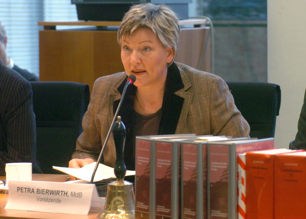 Bierwirth, Petra Sitzung des Ausschusses für Umwelt, Naturschutz und Reaktorsicherheit des Deutschen Bundestages. Vorsitzende des Ausschusses Petra Bierwirth, SPD, Mitglied Deutscher Bundestag, MdB.