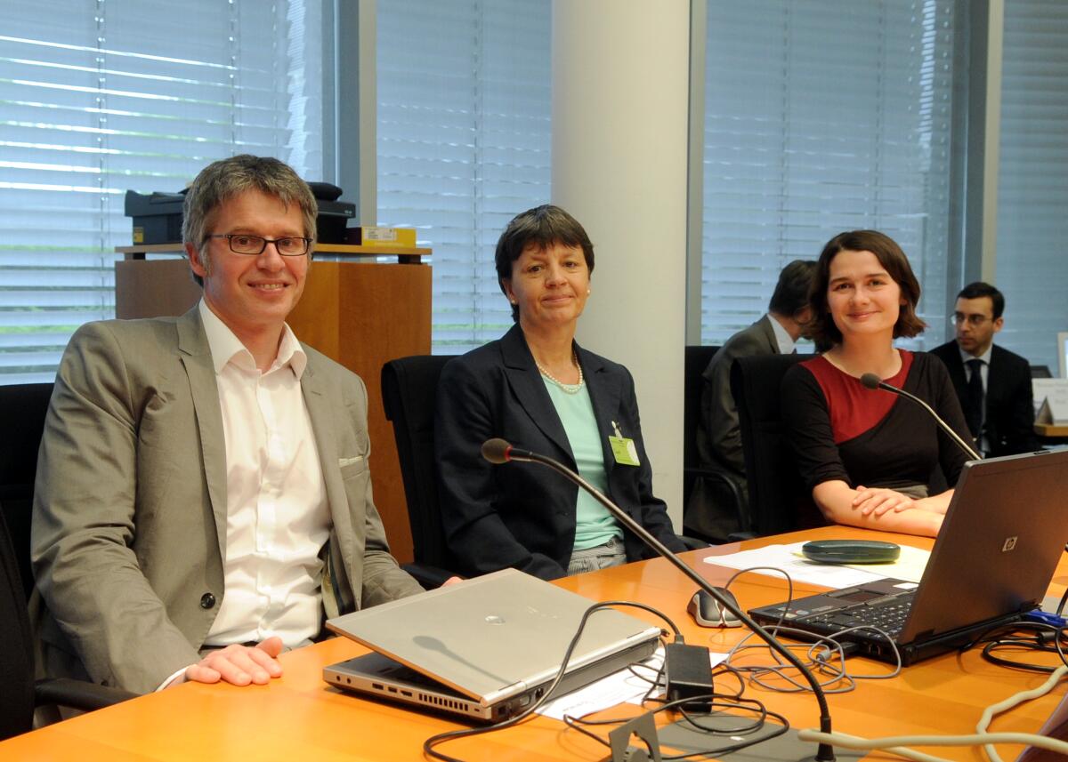 Kolbe, Daniela; Blättel-Mink, Birgit; Rohleder, Bernhard Dr. Bernhard Rohleder, (li), Volkswagen AG, BITKOM - Bundesverband, und Prof. Dr. Birgit Blättel-Mink, Goethe-Institut Frankfurt am Main, (mitte), sind zu Gast in der Enquete-Kommission Wachstum, Wohlstand und Lebensqualitiät. Die Sitzung wird von der Vositzenden Daniela Kolbe, (re), SPD, geleitet.