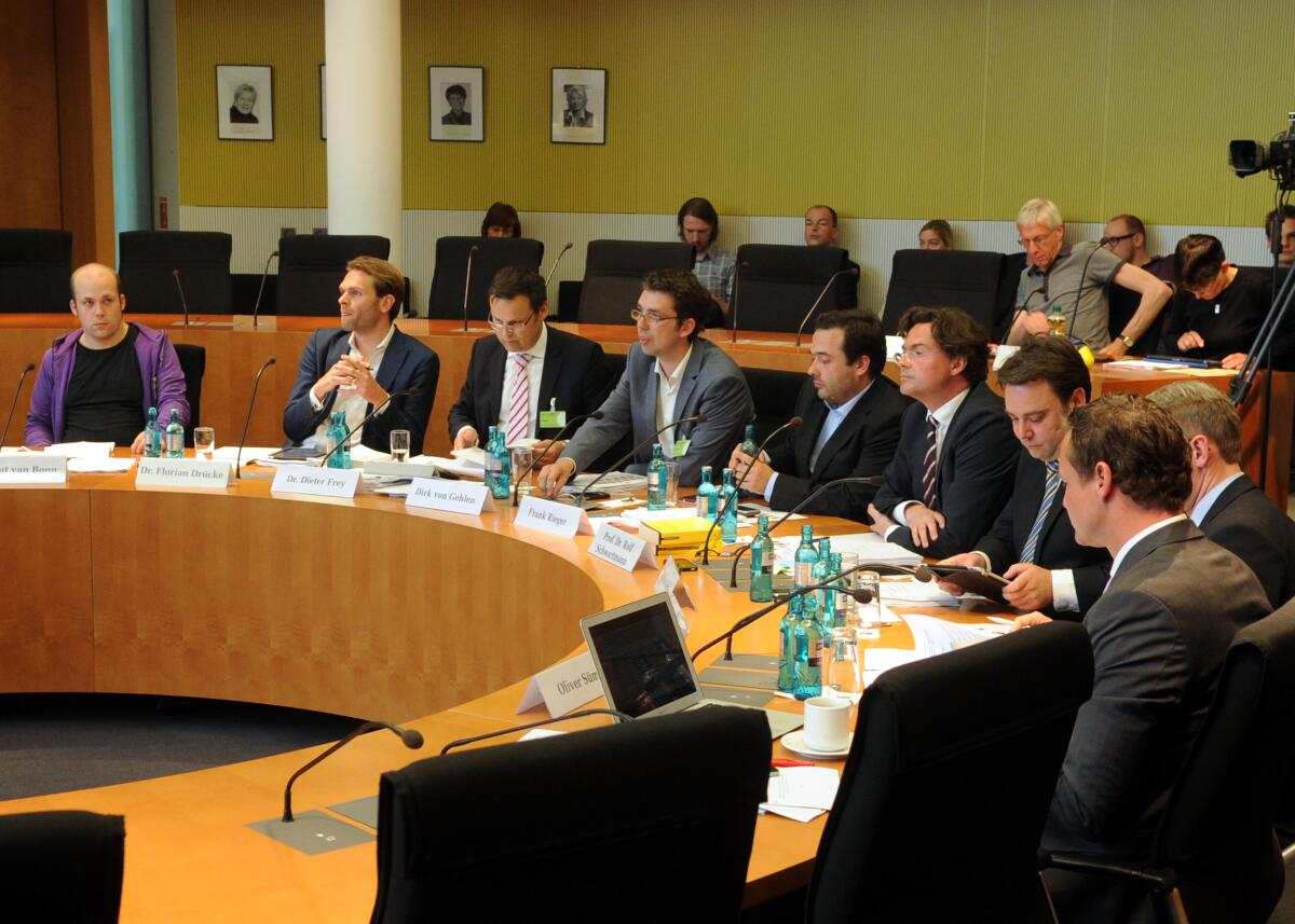 Der Unterausschuss des Deutschen Bundestages Neue Medien hat mit Beteiligung von Sachverständigen (hier im Bild) ein Öffentliches Gespräch zum Thema "Vermarktung und Schutz kreativer Inhalte im Internet". Die Sitzung wird von dem Vorsitzenden Sebastian Blumenthal, FDP, geleitet. Der Unterausschuss des Deutschen Bundestages Neue Medien hat mit Beteiligung von Sachverständigen (hier im Bild) ein Öffentliches Gespräch zum Thema "Vermarktung und Schutz kreativer Inhalte im Internet". Die Sitzung wird von dem Vorsitzenden Sebastian Blumenthal, FDP, geleitet.
