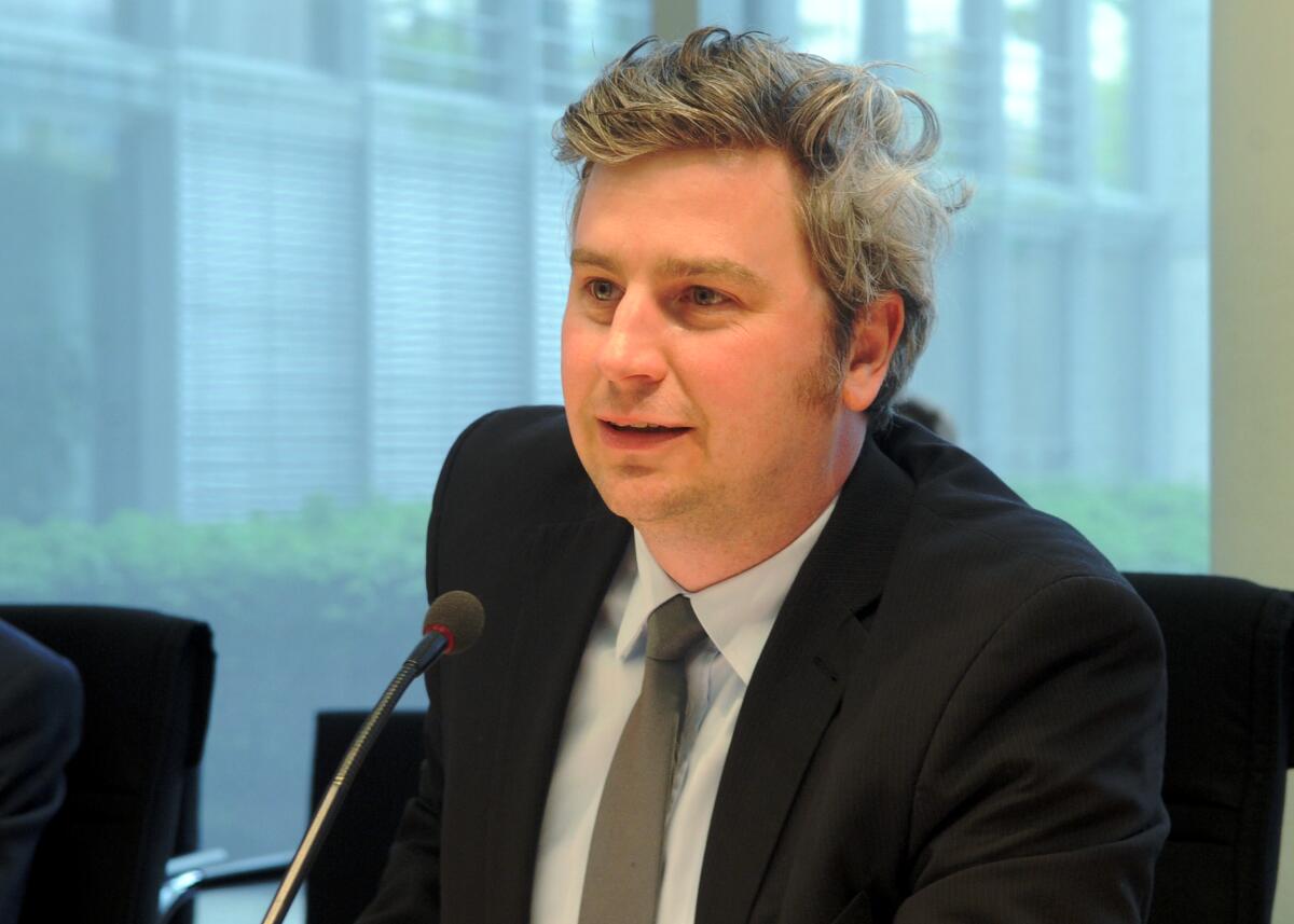 Der Unterausschuss des Deutschen Bundestages Neue Medien hat mit Beteiligung von Sachverständigen ein Öffentliches Gespräch zum Thema "Vermarktung und Schutz kreativer Inhalte im Internet". Die Sitzung wird von dem Vorsitzenden Sebastian Blumenthal, (hier im Bild), FDP, geleitet. Blumenthal, Sebastian Der Unterausschuss des Deutschen Bundestages Neue Medien hat mit Beteiligung von Sachverständigen ein Öffentliches Gespräch zum Thema "Vermarktung und Schutz kreativer Inhalte im Internet". Die Sitzung wird von dem Vorsitzenden Sebastian Blumenthal, (hier im Bild), FDP, geleitet.