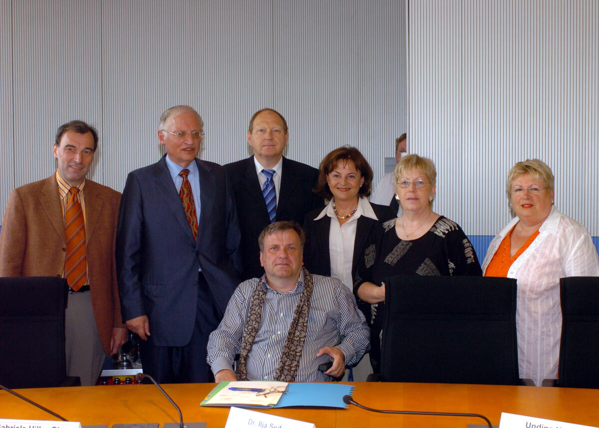 Müller, Bernward; Verheugen, Günter; Seifert, Ilja; Brähmig, Klaus; Mortler, Marlene; Faße, Annette; Irber, Brunhilde Der Ausschuss für Tourismus empfängt unter der Leitung der Vorsitzenden Marlene Mortler, CDU/CSU,  den Vizepräsidenten der Europäischen Kommission, Unternehmen und Industrie Günter Verheugen.; v.l.n.r.:  Bernward Müller, CDU/CSU, Günter Verheugen,  vorne: Dr. Ilja Seifert, DIE LINKE., Klaus Brähmig, CDU/CSU,  Marlene Mortler,  CDU/CSU,  Annette Faße, SPD,   Brunhilde Irber, SPD.