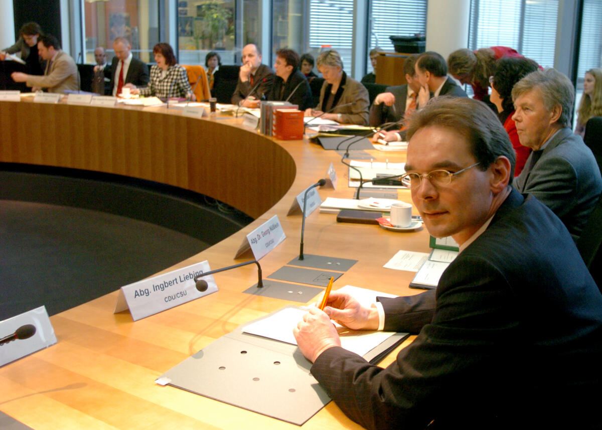Liebing, Ingbert Sitzung des Ausschusses für Umwelt, Naturschutz und Reaktorsicherheit des Deutschen Bundestages. Mitglied des Ausschusses Ingbert Liebing, CDU/CSU, Mitglied Deutscher Bundestag, MdB, (vorne re.).