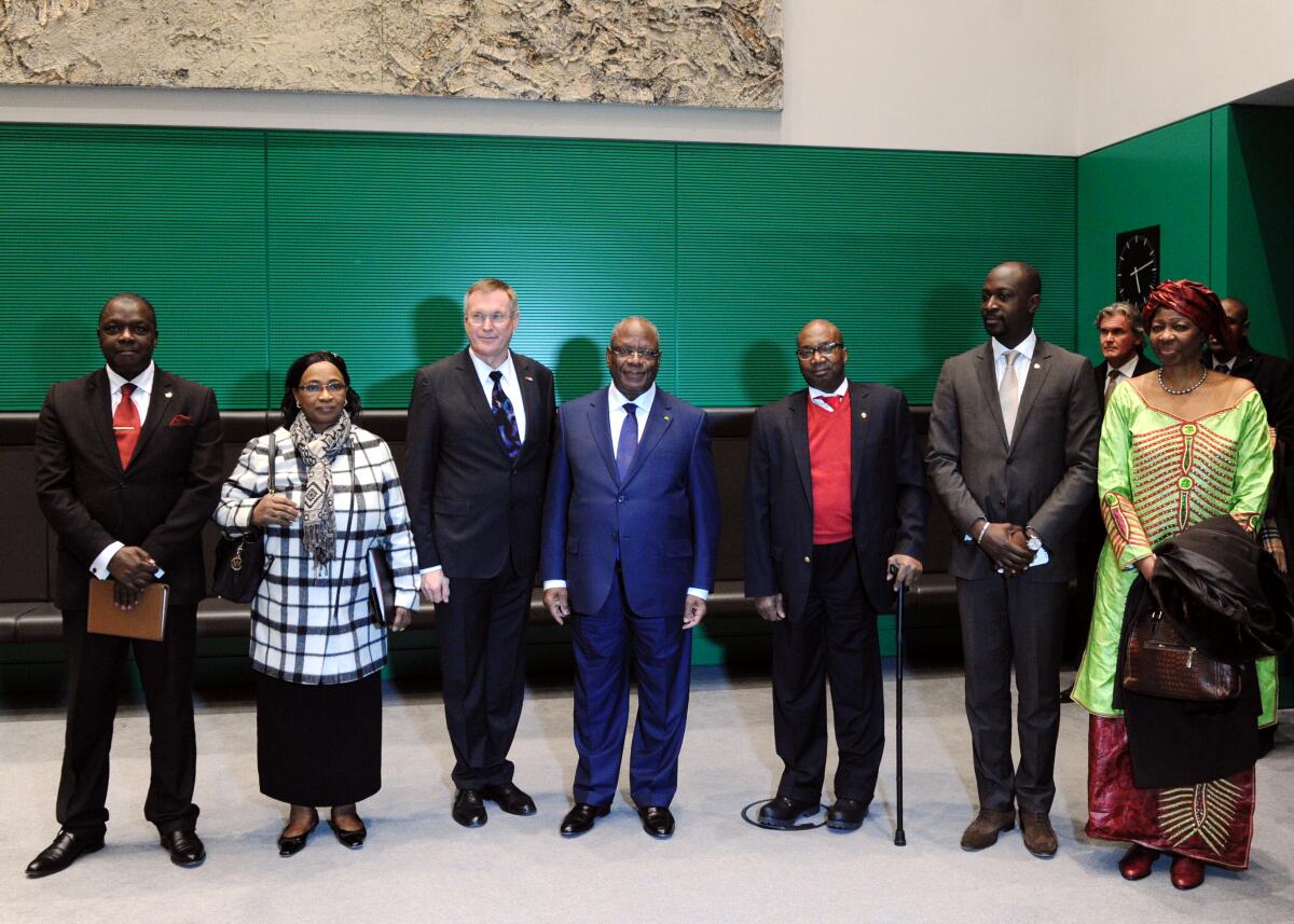 Singhammer, Johannes; Keita, Ibrahim Boubacar Bundestagsvizepräsident Johannes Singhammer, (3.v.li), CDU/CSU, empfängt den Staatspräsidenten der Republik Mali, Ibrahim Boubacar Keita, (4.v.re), und Delegation, zu einem Gespräch.; Geste, Gestik, Gruppenfoto, Präsident.