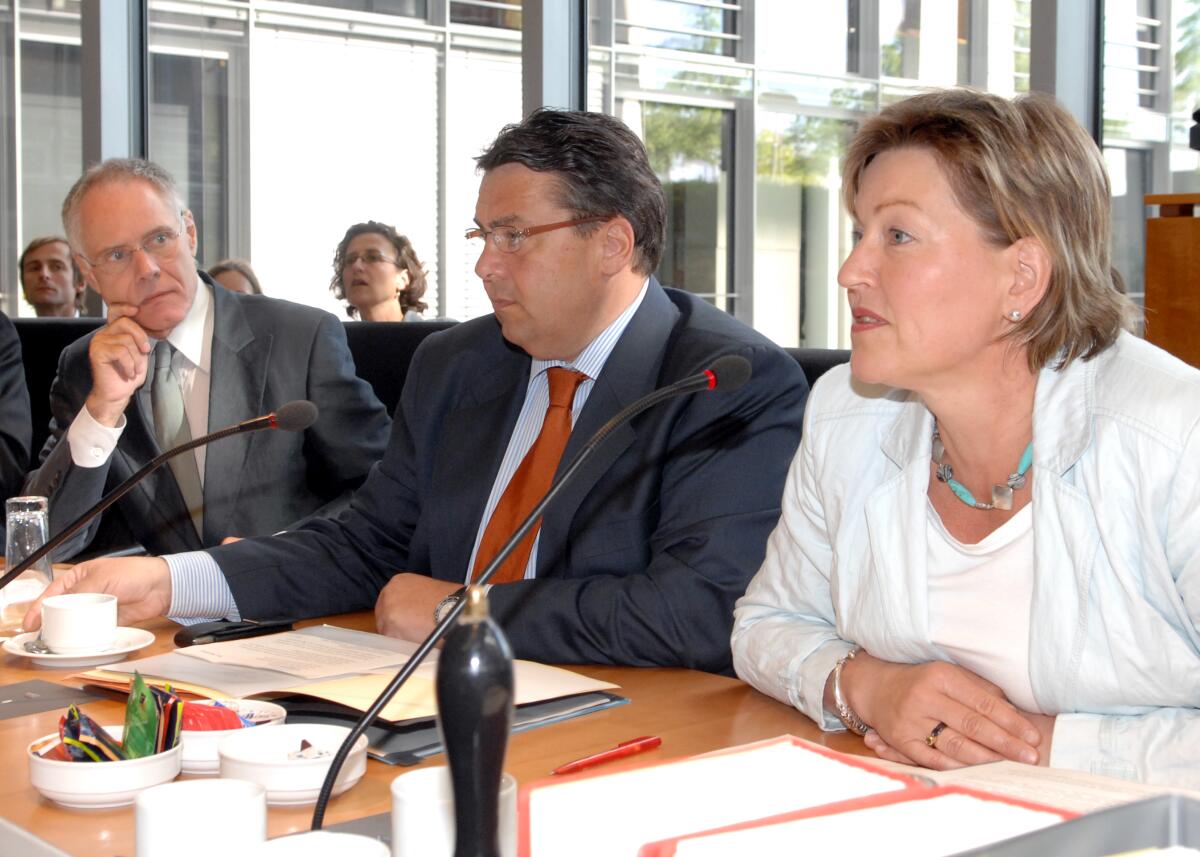 Petra Bierwirth, SPD, Vorsitzende des Ausschusses für Umwelt, Naturschutz und Reaktorsicherheit im Deutschen Bundestag, empfängt den Bundesumweltminister Sigmar Gabriel, (mitte), SPD, und den Schweizer Bundesrat Dr. h.c. Moritz Leuenberger, (li), im Ausschuss. Bierwirth, Petra; Gabriel, Sigmar; Leuenberger, Moritz Petra Bierwirth, SPD, Vorsitzende des Ausschusses für Umwelt, Naturschutz und Reaktorsicherheit im Deutschen Bundestag, empfängt den Bundesumweltminister Sigmar Gabriel, (mitte), SPD, und den Schweizer Bundesrat Dr. h.c. Moritz Leuenberger, (li), im Ausschuss.