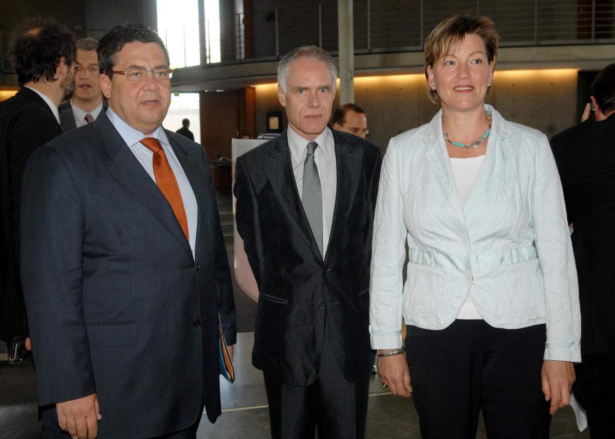 Bierwirth, Petra; Gabriel, Sigmar; Leuenberger, Moritz Petra Bierwirth, SPD, Vorsitzende des Ausschusses für Umwelt, Naturschutz und Reaktorsicherheit im Deutschen Bundestag, empfängt den Bundesumweltminister Sigmar Gabriel, (li), SPD, und den Schweizer Bundesrat Dr. h.c. Moritz Leuenberger, (mitte), im Ausschuss.