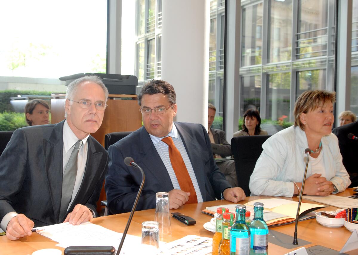 Petra Bierwirth, SPD, Vorsitzende des Ausschusses für Umwelt, Naturschutz und Reaktorsicherheit im Deutschen Bundestag, empfängt den Bundesumweltminister Sigmar Gabriel, (mitte), SPD, und den Schweizer Bundesrat Dr. h.c. Moritz Leuenberger, (li), im Ausschuss. Bierwirth, Petra; Gabriel, Sigmar; Leuenberger, Moritz Petra Bierwirth, SPD, Vorsitzende des Ausschusses für Umwelt, Naturschutz und Reaktorsicherheit im Deutschen Bundestag, empfängt den Bundesumweltminister Sigmar Gabriel, (mitte), SPD, und den Schweizer Bundesrat Dr. h.c. Moritz Leuenberger, (li), im Ausschuss.
