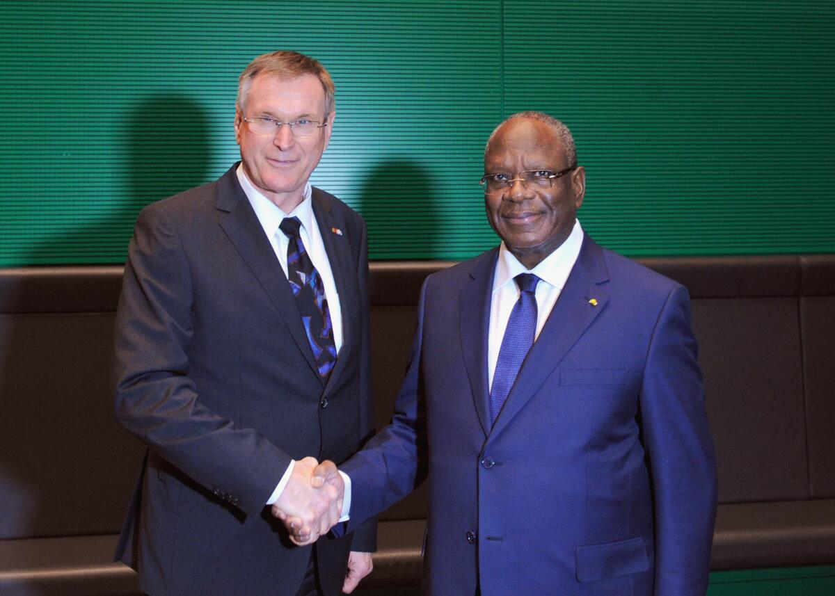 Singhammer, Johannes; Keita, Ibrahim Boubacar Bundestagsvizepräsident Johannes Singhammer, (li), CDU/CSU, empfängt den Staatspräsidenten der Republik Mali, Ibrahim Boubacar Keita, (re), zu einem Gespräch.; Geste, Gestik, Präsident.