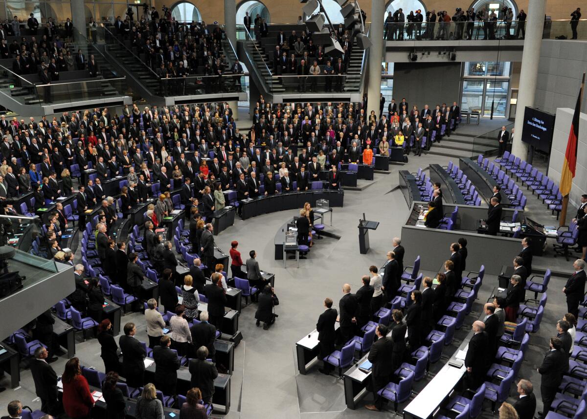  Gedenkminute für Nelson Mandela zu Beginn der 4. Sitzung des Deutschen Bundestages.; Abgedordnete, Gedenken, Plenum, Plenarsaal, Übersicht.