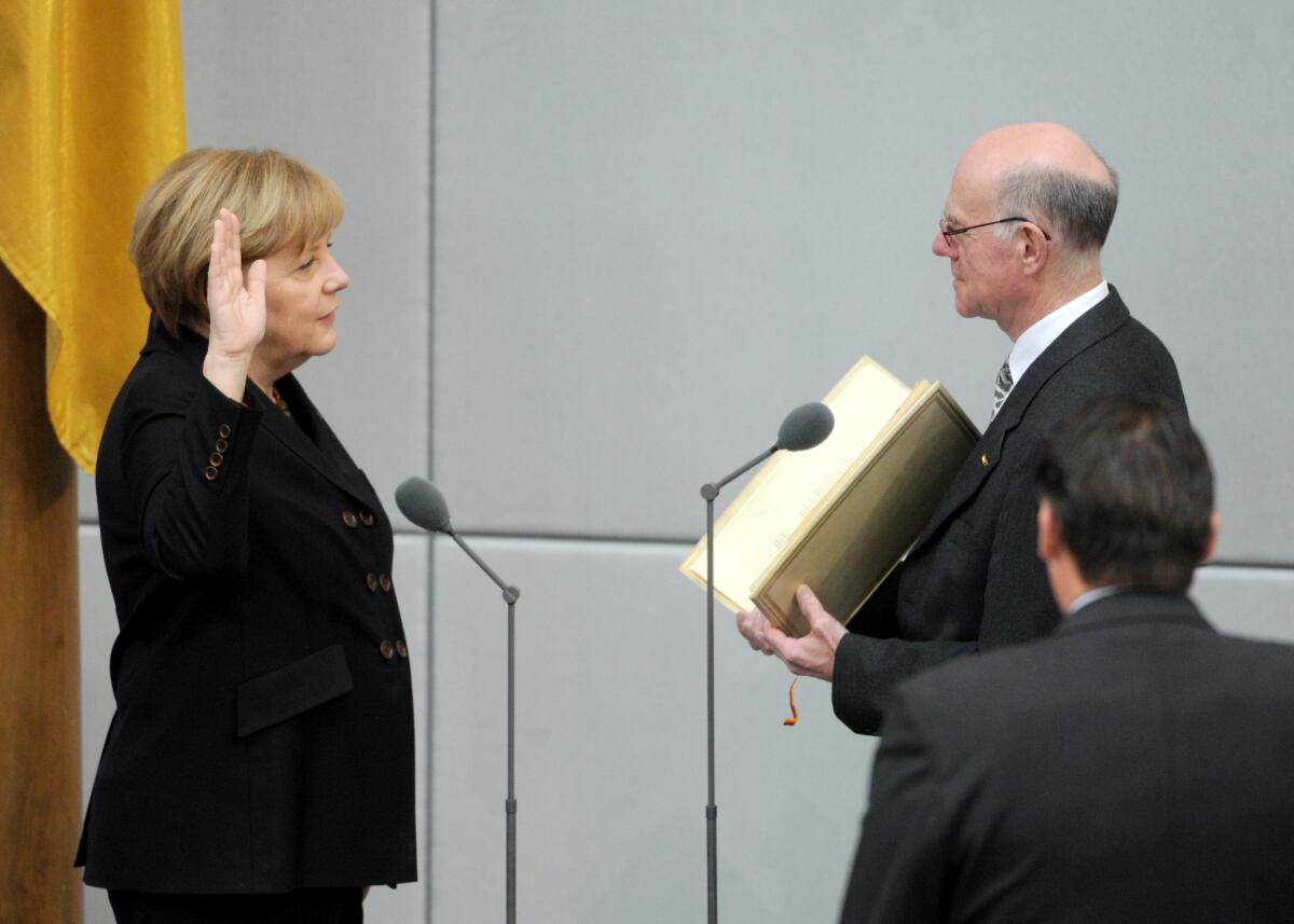 Bundestagspräsident Prof. Dr. Norbert Lammert, CDU/CSU, nimmt der Bundeskanzlerin Dr. Angela Merkel, CDU/CSU, den Eid ab.; Eidesleistung, Vereidigung, Fahne, Geste, Gestik, Plenum, Plenarsaal. Merkel, Angela; Lammert, Norbert Bundestagspräsident Prof. Dr. Norbert Lammert, CDU/CSU, nimmt der Bundeskanzlerin Dr. Angela Merkel, CDU/CSU, den Eid ab.; Eidesleistung, Vereidigung, Fahne, Geste, Gestik, Plenum, Plenarsaal.