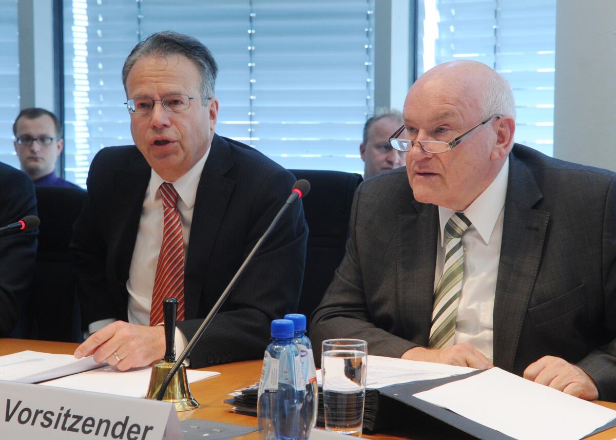 Frank-Jürgen Weise, (li), Vorsitzender des Vorstands der Bundesagentur für Arbeit, ist zu Gast im Ausschuss des Deutschen Bundestages für Wirtschaft und Technologie. Die Sitzung wird von dem Vorsitzenden des Bundestagsausschusses, Ernst Hinsken, (re), CDU/CSU, geleitet. Hinsken, Ernst; Weise, Frank-Jürgen Frank-Jürgen Weise, (li), Vorsitzender des Vorstands der Bundesagentur für Arbeit, ist zu Gast im Ausschuss des Deutschen Bundestages für Wirtschaft und Technologie. Die Sitzung wird von dem Vorsitzenden des Bundestagsausschusses, Ernst Hinsken, (re), CDU/CSU, geleitet.
