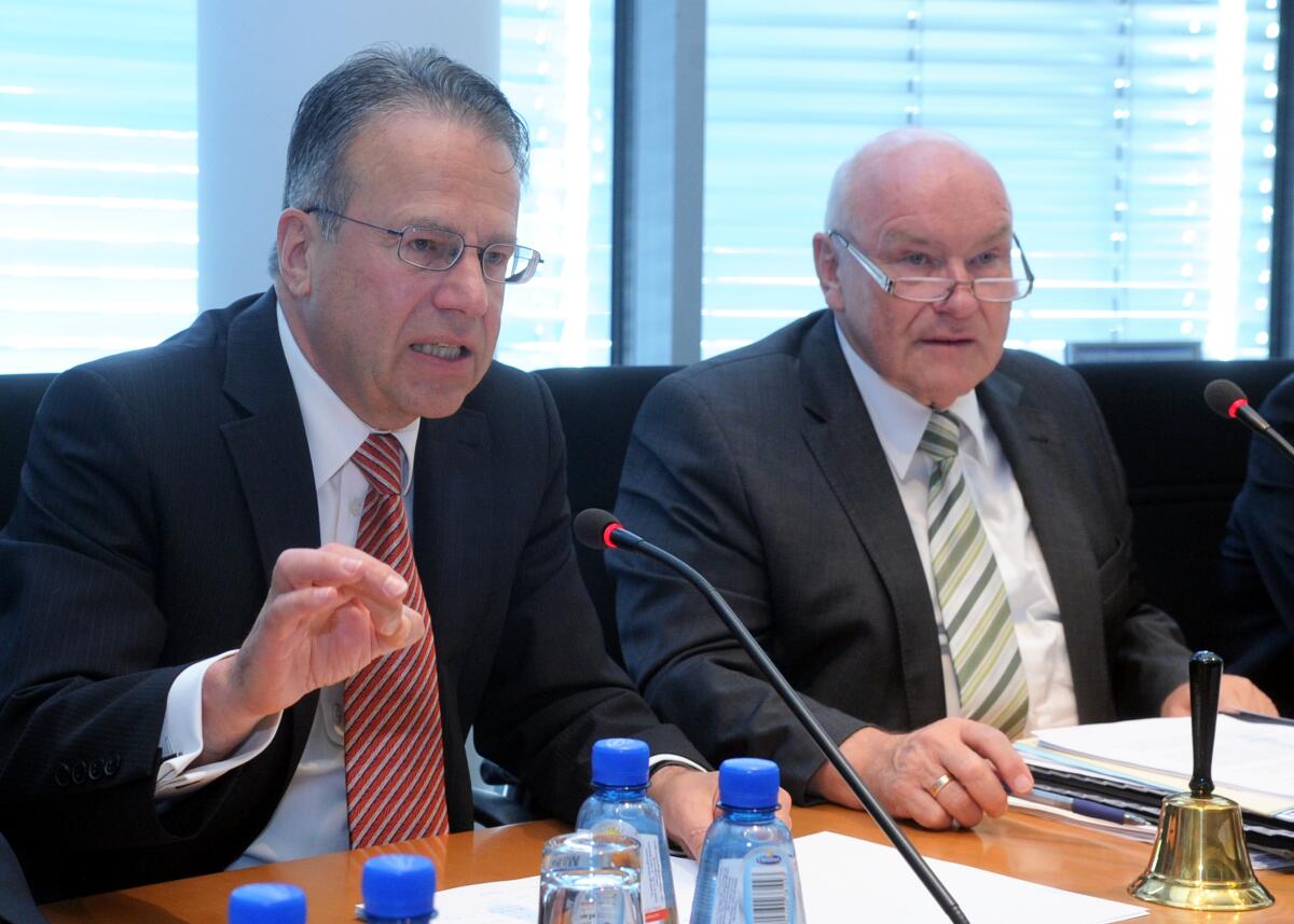Frank-Jürgen Weise, (li), Vorsitzender des Vorstands der Bundesagentur für Arbeit, ist zu Gast im Ausschuss des Deutschen Bundestages für Wirtschaft und Technologie. Die Sitzung wird von dem Vorsitzenden des Bundestagsausschusses, Ernst Hinsken, (re), CDU/CSU, geleitet. Hinsken, Ernst; Weise, Frank-Jürgen Frank-Jürgen Weise, (li), Vorsitzender des Vorstands der Bundesagentur für Arbeit, ist zu Gast im Ausschuss des Deutschen Bundestages für Wirtschaft und Technologie. Die Sitzung wird von dem Vorsitzenden des Bundestagsausschusses, Ernst Hinsken, (re), CDU/CSU, geleitet.