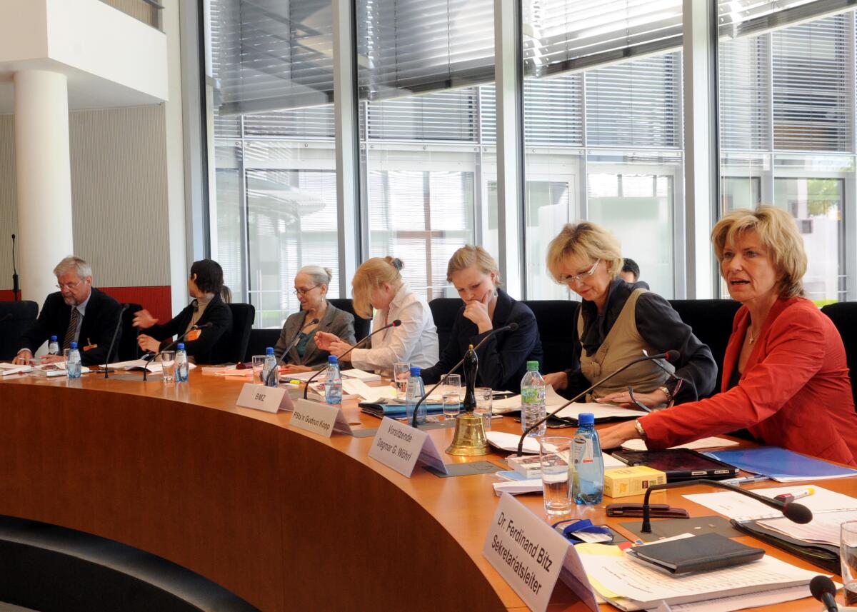 Dagmar Wöhrl, (re), CDU/CSU, Vorsitzende des Ausschusses des Deutschen Bundestages für wirtschaftliche Zusammenarbeit und Entwicklung, nimmt das Friedensgutachten 2012 von den Verfassern entgegen. Wöhrl, Dagmar G. Dagmar Wöhrl, (re), CDU/CSU, Vorsitzende des Ausschusses des Deutschen Bundestages für wirtschaftliche Zusammenarbeit und Entwicklung, nimmt das Friedensgutachten 2012 von den Verfassern entgegen.