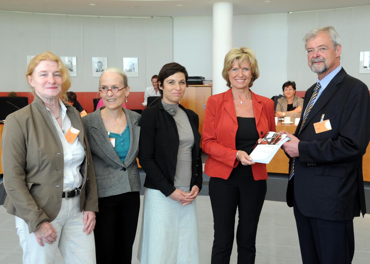 Dagmar Wöhrl, (2.v.re), CDU/CSU, Vorsitzende des Ausschusses des Deutschen Bundestages für wirtschaftliche Zusammenarbeit und Entwicklung, nimmt das Friedensgutachten 2012 von den Verfassern entgegen. Wöhrl, Dagmar G. Dagmar Wöhrl, (2.v.re), CDU/CSU, Vorsitzende des Ausschusses des Deutschen Bundestages für wirtschaftliche Zusammenarbeit und Entwicklung, nimmt das Friedensgutachten 2012 von den Verfassern entgegen.
