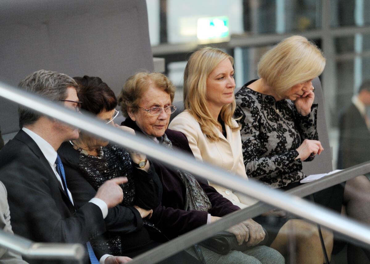 Wahl der Bundeskanzlerin der Bundesrepublik Deutschland. Dr. Angela Merkel, CDU/CSU, wird zum dritten Mal zur Bundeskanzlerin gewählt. Auf der Zuschauertribüne die Mutter von Angela Merkel, Herlind Kasner, (3.v.re). Kasner, Herlind Wahl der Bundeskanzlerin der Bundesrepublik Deutschland. Dr. Angela Merkel, CDU/CSU, wird zum dritten Mal zur Bundeskanzlerin gewählt. Auf der Zuschauertribüne die Mutter von Angela Merkel, Herlind Kasner, (3.v.re).