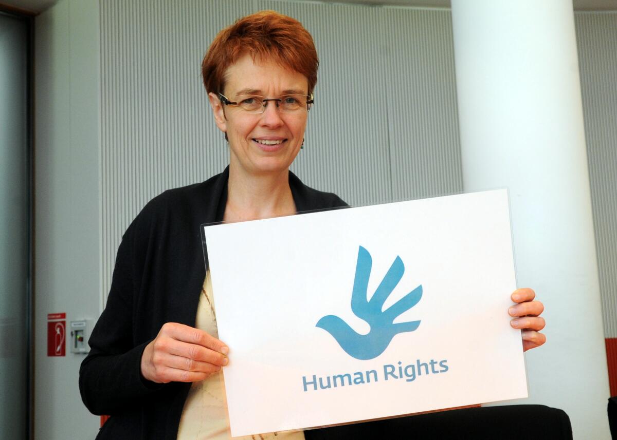Im Ausschuss des Deutschen Bundestages für wirtschaftliche Zusammenarbeit und Entwicklung wird das Human Rights Logo vorgestellt. Hier Ute Koczy, Bündnis 90/Die Grünen, Mitglied des Ausschusses. Koczy, Ute Im Ausschuss des Deutschen Bundestages für wirtschaftliche Zusammenarbeit und Entwicklung wird das Human Rights Logo vorgestellt. Hier Ute Koczy, Bündnis 90/Die Grünen, Mitglied des Ausschusses.