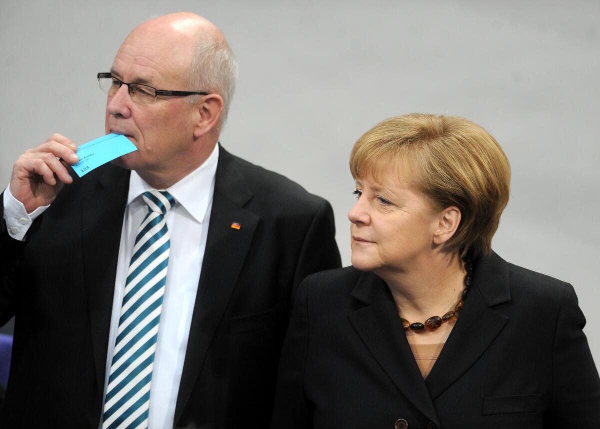 Wahl der Bundeskanzlerin der Bundesrepublik Deutschland. Dr. Angela Merkel, CDU/CSU, wird zum dritten Mal zur Bundeskanzlerin gewählt. Hier mit Volker Kauder, CDU/CSU, kurz vor der Stimmabgabe. Merkel, Angela; Kauder, Volker Wahl der Bundeskanzlerin der Bundesrepublik Deutschland. Dr. Angela Merkel, CDU/CSU, wird zum dritten Mal zur Bundeskanzlerin gewählt. Hier mit Volker Kauder, CDU/CSU, kurz vor der Stimmabgabe.