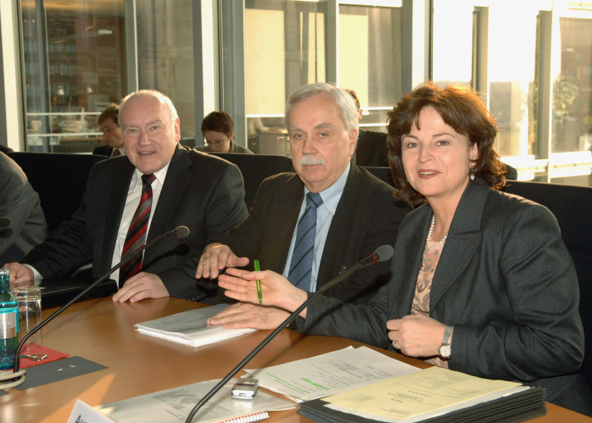 Mortler, Marlene; Ludewig, Johannes; Hinsken, Ernst Marlene Mortler, CDU/CSU, Vorsitzende des Ausschusses für Tourismus im Deutschen Bundestag, begrüßt Dr. Johannes Ludewig, Vorsitzender des Nationalen Normenkontrollrates, zur Ausschusssitzung. Links Ernst Hinsken, CDU/CSU.