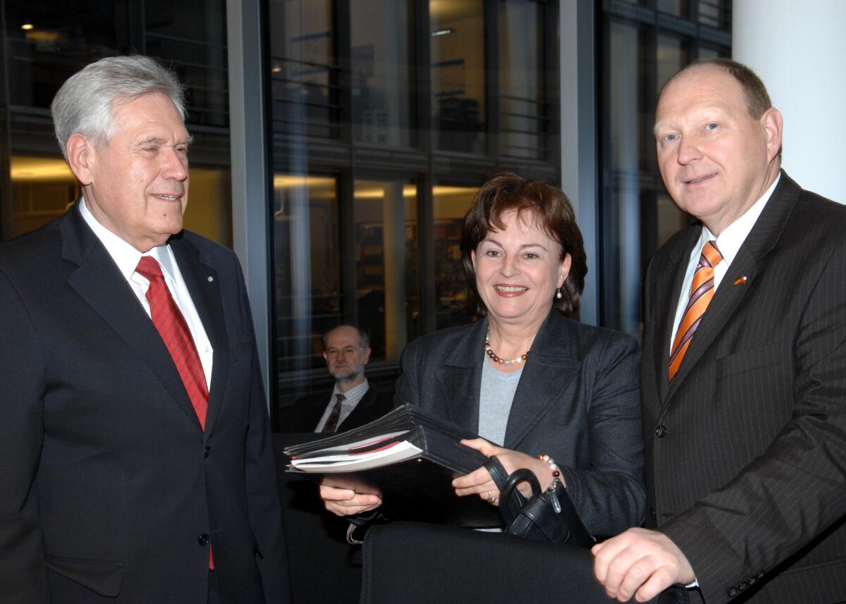 Mortler, Marlene; Glos, Michael; Brähmig, Klaus Bundesminister Michael Glos, CDU/CSU, (li.),  ist im Ausschuss für Tourismus im Deutschen Bundestag zu Gast. Die Sitzung wird von der Ausschussvorsitzenden Marlene Mortler, CDU/CSU, (mitte), geleitet. Hier mit Klaus Brähmig, CDU/CSU, MdB, (re.).