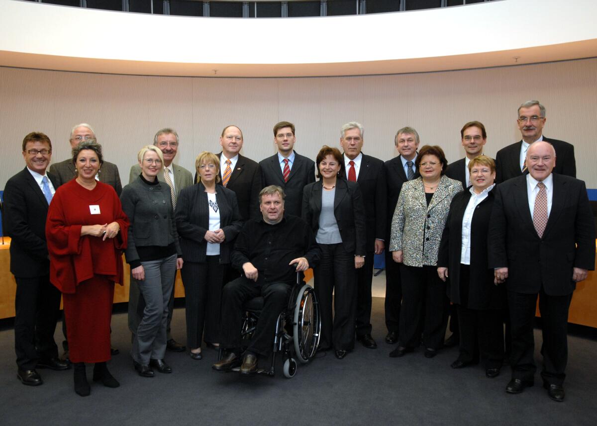Mortler, Marlene; Glos, Michael Bundesminister Michael Glos, CDU/CSU, (7.v.re.),  ist im Ausschuss für Tourismus im Deutschen Bundestag zu Gast. Die Sitzung wird von der Ausschussvorsitzenden Marlene Mortler, CDU/CSU, (8.v.re.), geleitet.; Gruppenfoto.