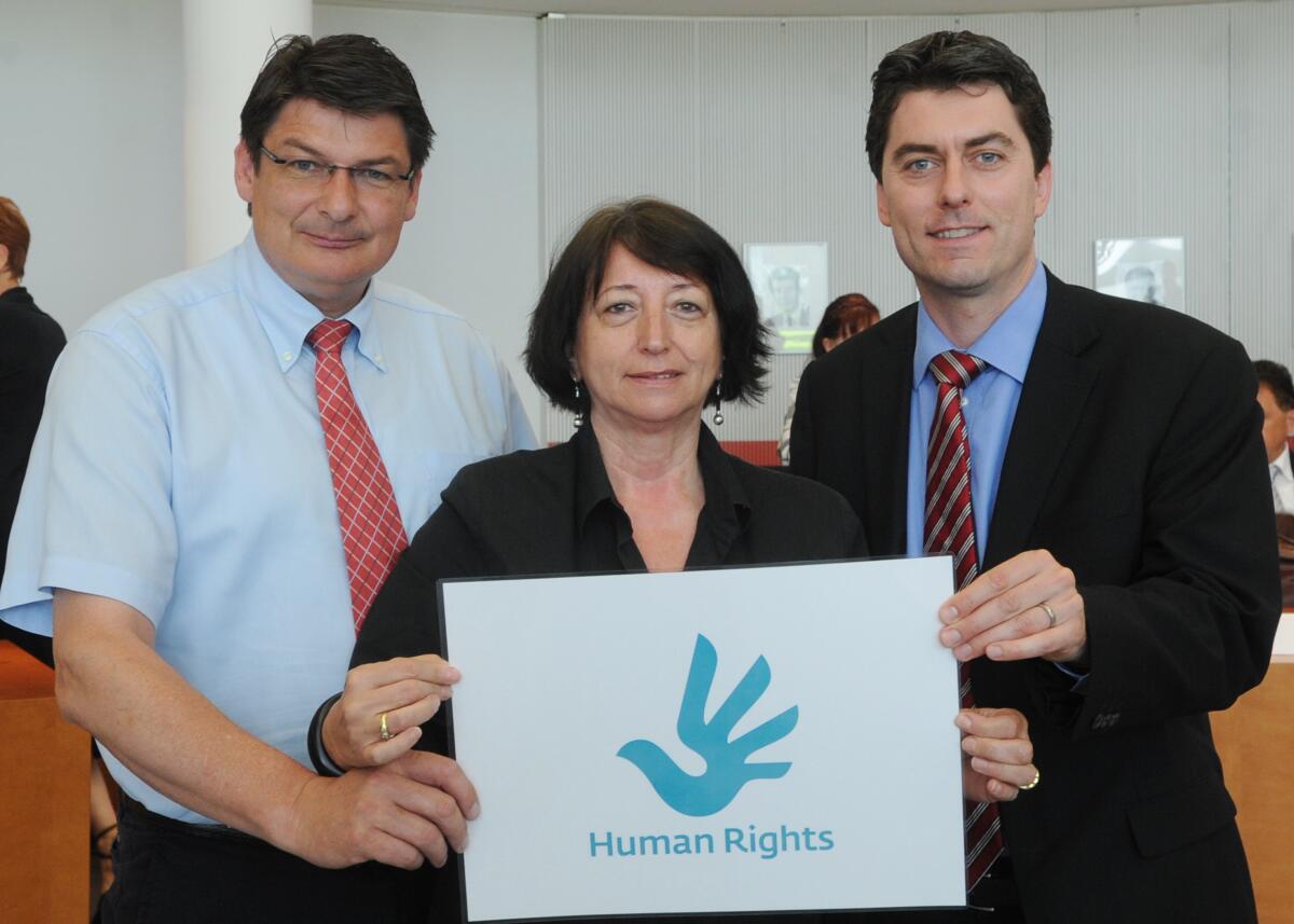 Im Ausschuss des Deutschen Bundestages für wirtschaftliche Zusammenarbeit und Entwicklung wird das Human Rights Logo vorgestellt. Hier Mitglieder des Ausschusses, v.li: Stefan Rebmann, SPD, Helga Daub, FDP, Dr. Sascha Raabe, SPD. Daub, Helga; Raabe, Sascha; Rebmann, Stefan Im Ausschuss des Deutschen Bundestages für wirtschaftliche Zusammenarbeit und Entwicklung wird das Human Rights Logo vorgestellt. Hier Mitglieder des Ausschusses, v.li: Stefan Rebmann, SPD, Helga Daub, FDP, Dr. Sascha Raabe, SPD.
