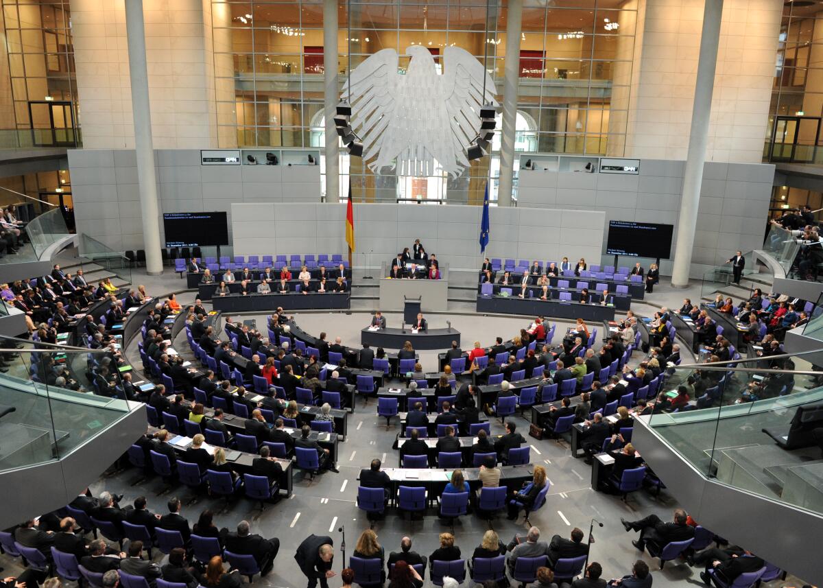 Plenarsitzung zur Wahl der Bundeskanzlerin und der Bekanntgabe der Bildung der Bundesregierung sowie der Eidesleistung der Kanzlerin und der Bundesminister.; Hier eine Übersicht des Plenarsaals, nachhdem die neuen Mitglieder der Bundesregierung auf der Regierungsbank Platz genommen haben.; Bundesadler, 4. Sitzung Deutscher Bundestag. Plenarsitzung zur Wahl der Bundeskanzlerin und der Bekanntgabe der Bildung der Bundesregierung sowie der Eidesleistung der Kanzlerin und der Bundesminister.; Hier eine Übersicht des Plenarsaals, nachhdem die neuen Mitglieder der Bundesregierung auf der Regierungsbank Platz genommen haben.; Bundesadler, 4. Sitzung Deutscher Bundestag.