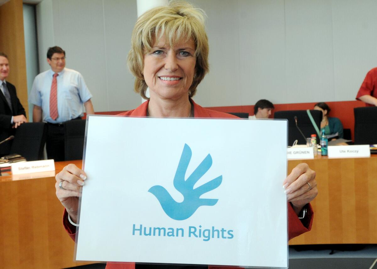 Im Ausschuss des Deutschen Bundestages für wirtschaftliche Zusammenarbeit und Entwicklung wird das Human Rights Logo vorgestellt. Hier die Vorsitzende des Ausschusses, Dagmar Wöhrl, CDU/CSU. Wöhrl, Dagmar G. Im Ausschuss des Deutschen Bundestages für wirtschaftliche Zusammenarbeit und Entwicklung wird das Human Rights Logo vorgestellt. Hier die Vorsitzende des Ausschusses, Dagmar Wöhrl, CDU/CSU.