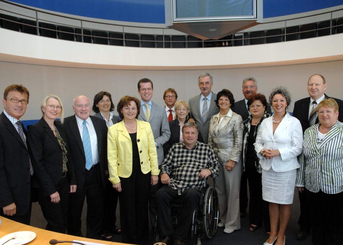 Mortler, Marlene; Hinsken, Ernst; Guttenberg, Karl-Theodor Freiherr zu Karl-Theodor zu Guttenberg, (6.v.li), Bundeswirtschaftsminister, CDU/CSU, zu Gast im Ausschuss für Tourismus im Deutschen Bundestag. (4.v.li), die Ausschussvorsitzende Marlene Mortler, CDU/CSU. (3.v.li), der Beauftragte für Tourismus bei der Bundesregierung, Ernst Hinsken, CDU/CSU.; Gruppenfoto mit Mitgliedern des Ausschusses.