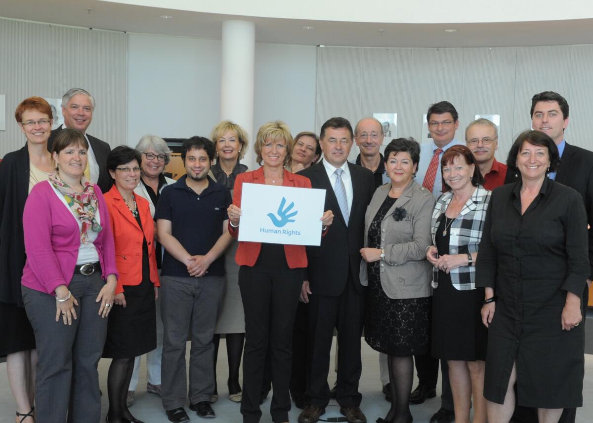 Im Ausschuss des Deutschen Bundestages für wirtschaftliche Zusammenarbeit und Entwicklung wird das Human Rights Logo vorgestellt. Dagmar Wöhrl, (8.v.li), CDU/CSU, Vorsitzende des Ausschusses, mit dem Logo.; Gruppenfoto. Wöhrl, Dagmar G. Im Ausschuss des Deutschen Bundestages für wirtschaftliche Zusammenarbeit und Entwicklung wird das Human Rights Logo vorgestellt. Dagmar Wöhrl, (8.v.li), CDU/CSU, Vorsitzende des Ausschusses, mit dem Logo.; Gruppenfoto.