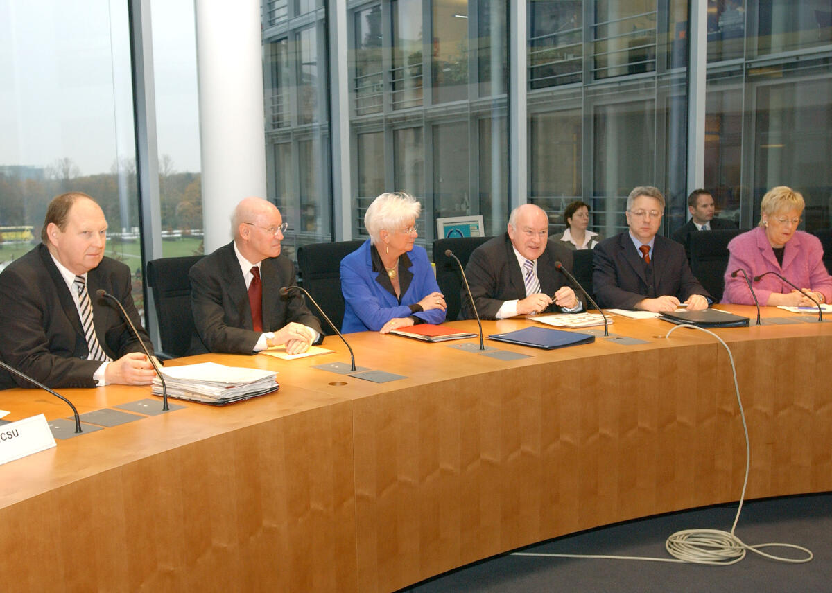Brähmig, Klaus; Hasselfeldt, Gerda; Hinsken, Ernst; Faße, Annette Konstituierung des Ausschusses für Tourismus; v.l.n.r.:  Klaus Brähmig, CDU/CSU,  MD Dr. Hans-Joachim Stelzl, Leiter Zentrale Dienste, Gerda Hasselfeldt, CDU/CSU,  Bundestagsvizepräsidentin, Ernst Hinsken, Vorsitzender des Ausschusses,  MR Stephan Dehé, Sekretär des Ausschusses,  Annette Faße, SPD.