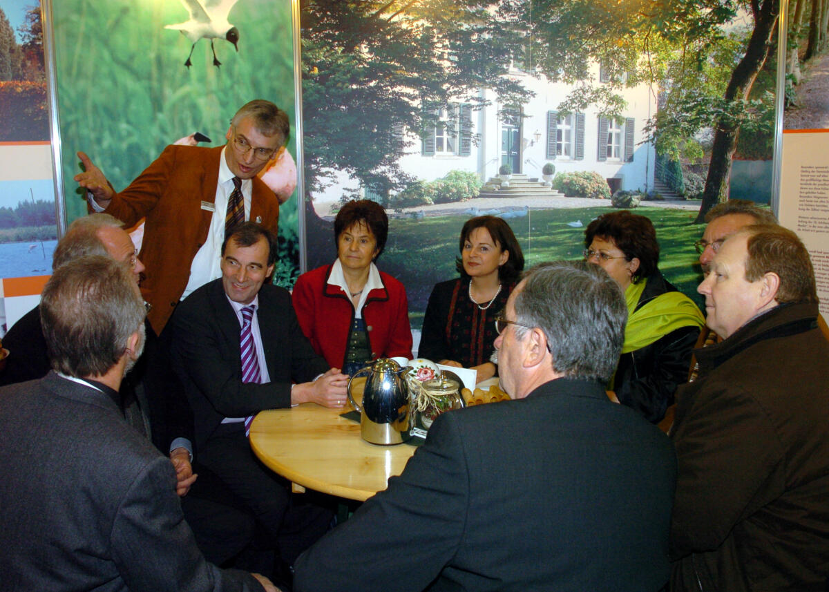 Brandt, Helmut; Müller, Bernward; Groß-Holtick, Ralf; Off, Christa; Mortler, Marlene; Schäfer, Anita; Brähmig, Klaus; Burgbacher, Ernst Mitglieder des Tourismusausschusses des Deutschen Bundestages zu Gast auf der Grünen Woche auf dem Berliner Messegelände.; v.l.n.r.; Helmut Brandt, CDU/CSU,  Bernward Müller,  CDU/CSU, dahinter: Bürgermeister von Velen Ralf Groß-Holtick,  Christa, Off, Vorsitzende der Bundesarbeitsgemeinschaft Urlaub auf dem Bauernhof,  Vorsitzende Marlene Mortler, CDU/CSU, Anita Schäfer, CDU/CSU, Jürgen Klimke, CDU/CSU, Klaus Brähmig, CDU/CSU,  Ernst Burgbacher, FDP.; Ausschuss, Messe, Messehalle