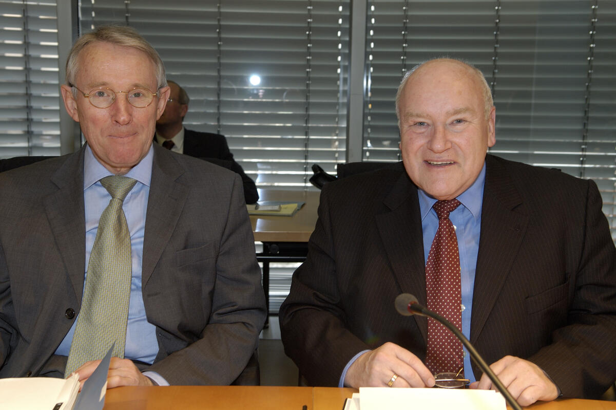 Krüger, Helmut; Hinsken, Ernst Dr. Helmut Krüger, Mitarbeiter des Bundesministerium für Wirtschaft, li. und Ernst Hinsken, CDU/CSU, Beauftragte der Bundesregierung für Tourismus, Abgeordneter, MdB re., während der 4. Ausschusssitzung.