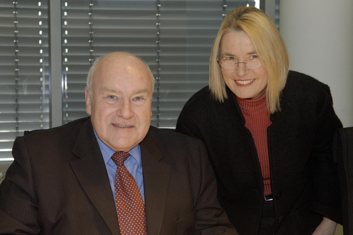 Ernst Hinsken, CDU/CSU, Beauftragte der Bundesregierung für Tourismus, li. und Gabriele Hiller-Ohm, SPD, re., während der 4. Ausschusssitzung.; Abgeordnete, MdB, Ordentliches Ausschussmitglied Hinsken, Ernst; Hiller-Ohm, Gabriele Ernst Hinsken, CDU/CSU, Beauftragte der Bundesregierung für Tourismus, li. und Gabriele Hiller-Ohm, SPD, re., während der 4. Ausschusssitzung.; Abgeordnete, MdB, Ordentliches Ausschussmitglied