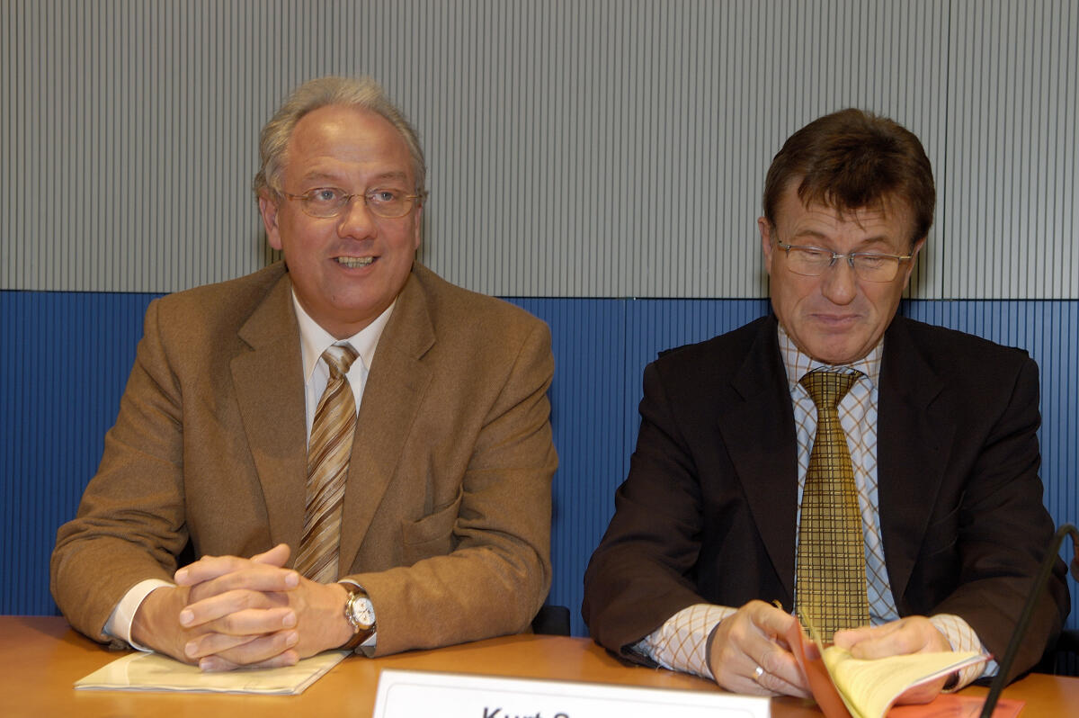 Helmut Brandt (li.) und Kurt Segner, beide CDU/CSU, während der 4. Ausschusssitzung.; Abgeordnete, MdB, CDU/CSU-Fraktion, Stellv. Ausschussmitglieder Brandt, Helmut; Segner, Kurt Helmut Brandt (li.) und Kurt Segner, beide CDU/CSU, während der 4. Ausschusssitzung.; Abgeordnete, MdB, CDU/CSU-Fraktion, Stellv. Ausschussmitglieder