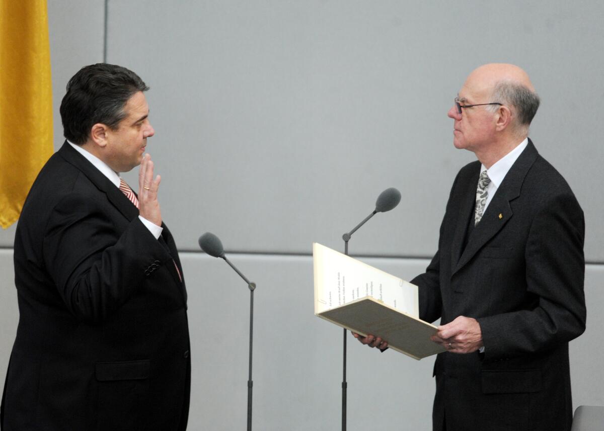 Eidesleistung der Bundesminister der Bundesregierung der 18. Wahlperiode. Bundestagspräsident Prof. Dr. Norbert Lammert, (re), CDU/CSU, nimmt Sigmar Gabriel, (li), SPD, Bundesminister für Wirtschaft und Energie, und Vizekanzler, den Eid ab.; Vereidigung, Fahne, Geste, Gestik, Mikrofon, Mikrofone. Lammert, Norbert; Gabriel, Sigmar Eidesleistung der Bundesminister der Bundesregierung der 18. Wahlperiode. Bundestagspräsident Prof. Dr. Norbert Lammert, (re), CDU/CSU, nimmt Sigmar Gabriel, (li), SPD, Bundesminister für Wirtschaft und Energie, und Vizekanzler, den Eid ab.; Vereidigung, Fahne, Geste, Gestik, Mikrofon, Mikrofone.