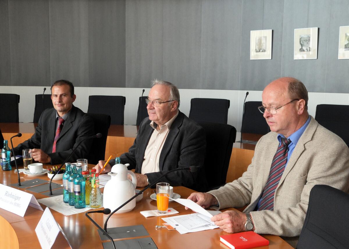 Der Ausschuss des Deutschen Bundestages für Ernährung, Landwirtschaft und Verbraucherschutz hat mit Beteiligung von Vertretern des Bundes Deutscher Rassegeflügelzüchter e. V. (BDRG e. V.) ein Berichterstattergespräch. Die Gäste: Wilhelm Riebniger, (mitte), Präsident, Christoph Günzel, (re), 1. Vizepräsident, Dr. Michael Götz, (li), Beauftragter für Tier- und Artenschutz. Für den Bundestagsausschuss sprechen: Hans-Michael Goldmann, Vorsitzender, FDP, Dr. Wilhelm Priesmeier, SPD, Alexander Süßmair, DIE LINKE, Gitta Connemann, CDU/CSU, Friedrich Ostendorff, Bündnis 90/Die Grünen. Riebniger, Wilhelm; Günzel, Christoph; Götz, Michael Der Ausschuss des Deutschen Bundestages für Ernährung, Landwirtschaft und Verbraucherschutz hat mit Beteiligung von Vertretern des Bundes Deutscher Rassegeflügelzüchter e. V. (BDRG e. V.) ein Berichterstattergespräch. Die Gäste: Wilhelm Riebniger, (mitte), Präsident, Christoph Günzel, (re), 1. Vizepräsident, Dr. Michael Götz, (li), Beauftragter für Tier- und Artenschutz. Für den Bundestagsausschuss sprechen: Hans-Michael Goldmann, Vorsitzender, FDP, Dr. Wilhelm Priesmeier, SPD, Alexander Süßmair, DIE LINKE, Gitta Connemann, CDU/CSU, Friedrich Ostendorff, Bündnis 90/Die Grünen.