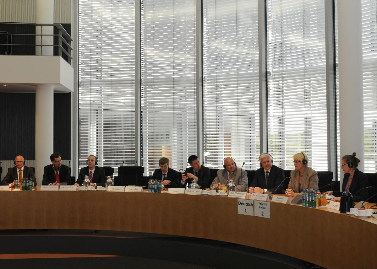 Kastner, Susanne; Umbrasas, Vytautas Dr. h. c. Susanne Kastner, (2.v. re), SPD, Vorsitzende des Verteidigungsauschusses des Deutschen Bundestages, führt ein Gespräch mit dem stellvertretenden Verteidigungsministers der Republik Litauen, Vytautas Umbrasas, (3.v.re.) und seiner Delegation .; Übersicht
