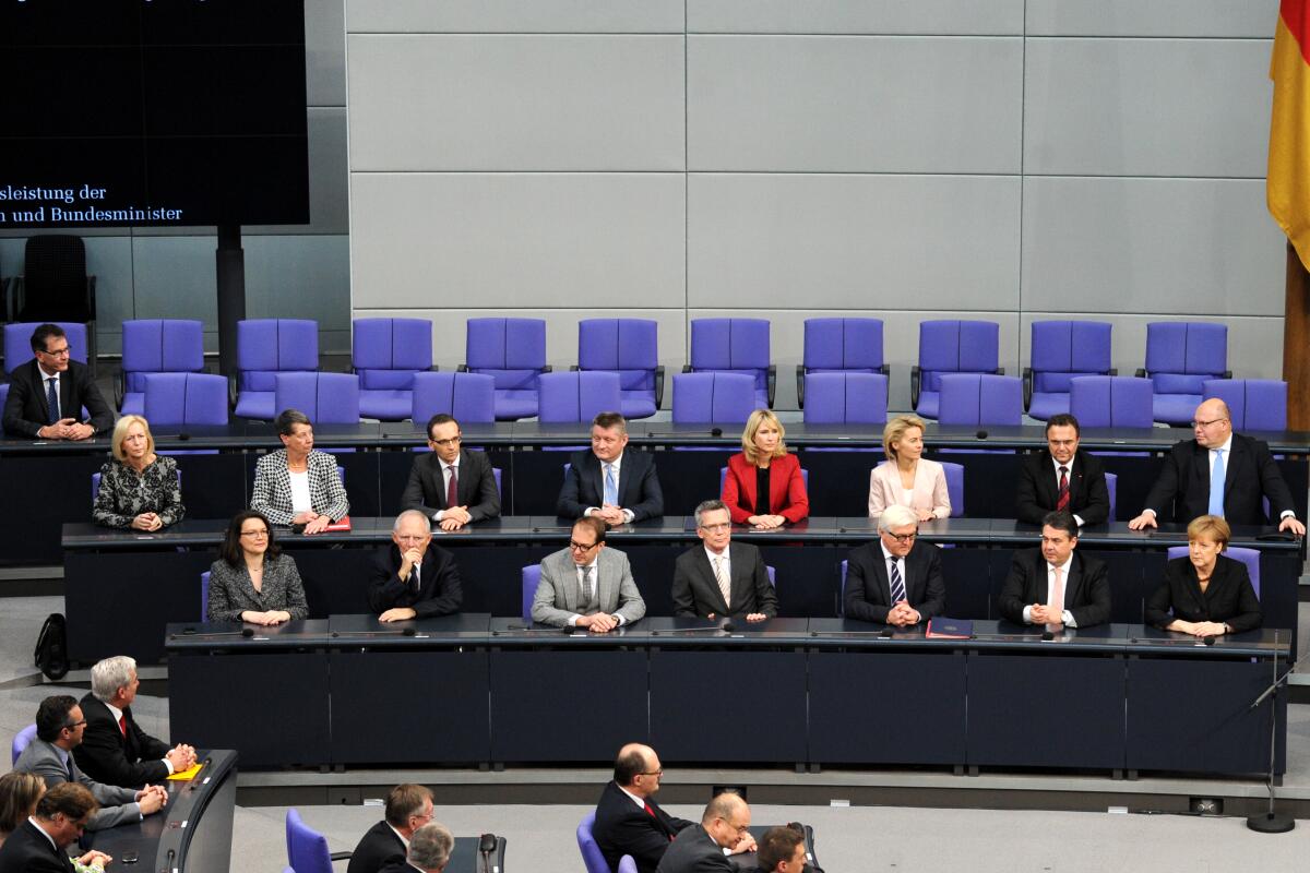 Steinmeier, Frank-Walter; Maizière, Thomas de; Dobrindt, Alexander; Schäuble, Wolfgang; Nahles, Andrea; Leyen, Ursula von der; Schwesig, Manuela; Gröhe, Hermann; Maas, Heiko; Hendricks, Barbara; Wanka, Johanna; Müller, Gerd Die neue Bundesregierung hat nach ihrer Bekanntgabe Platz auf der Regierungsbank im Plenarsaal des Deutschen Bundestages genommen. 1. Reihe von rechts: Bundeskanzlerin der Bundesrepublik Deutschalnd, Dr. Angela Merkel, CDU/CSU, Sigmar Gabriel, SPD, Bundeswirtschaftsminister und Vizekanzler, Dr. Frank-Walter Steinmeier, SPD, Bundesaussenminister, Dr. Thomas de Maizière, CDU/CSU, Bundesinnenminister, Alexander Dobrindt, CDU/CSU, Bundesverkehrsminister, Dr. Wolfgang Schäuble, CDU/CSU, Bundesfinanzminister, Andrea Nahles, SPD, Bundesarbeitsministerin, 2. Reihe von rechts: Peter Altmaier, CDU/CSU, Chef des Bundeskanzleramtes und Bundesminister für besondere Aufgaben, Dr. Hans-Peter Friedrich, CDU/CSU, Bundeslandwirtschaftsminister, Dr. Ursula von der Leyen, CDU/CSU, Bundesverteidigungsministerin, Manuela Schwesig, SPD, Bundesfamilienministerin, Hermann Gröhe, CDU/CSU, Bundesgesundheitsminister, Heiko Maas, SPD, Bundesjustizminister, Dr. Barbara Hendricks, SPD, Bundesumweltministerin, Prof. Dr. Johanna Wanka, CDU/CSU, Bundesbildungs- und Forschungsministerin, 3. Reihe links: Dr. Gerd Müller, CDU/CSU, Bundesminister für wirtschaftliche Zusammenarbeit und Entwicklung.; Übersicht.