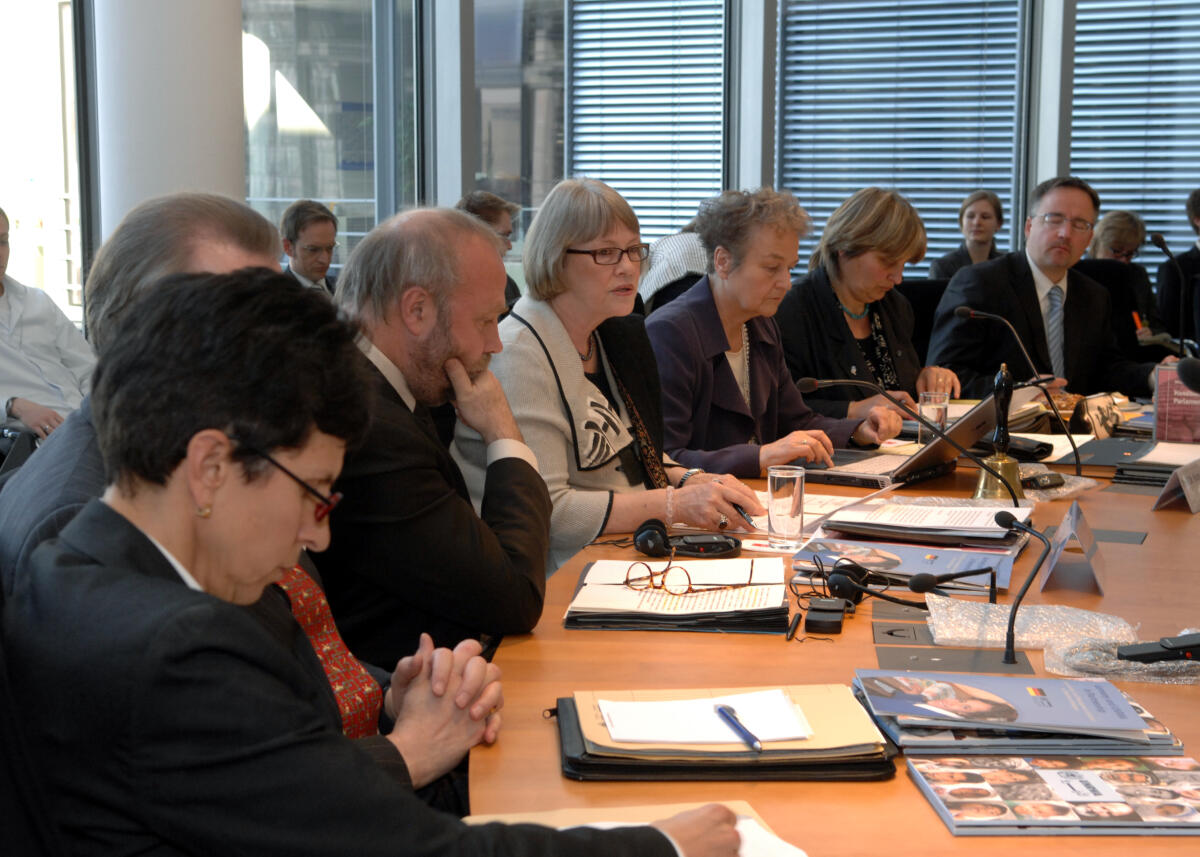 Däubler-Gmelin, Herta; Zayd, Abu Unter der Leitung der Ausschußvorsitzenden Herta Däubler-Gmelin, SPD, (4.v.li.), unterrichtet Abu Zayd, (3.v.li.), Direktorin des Flüchtlingshilfswerks der Vereinten Nationen UNWRA, den Ausschuss für Menschenrechte und humanitäre Hilfe beim Deutschen Bundestag.